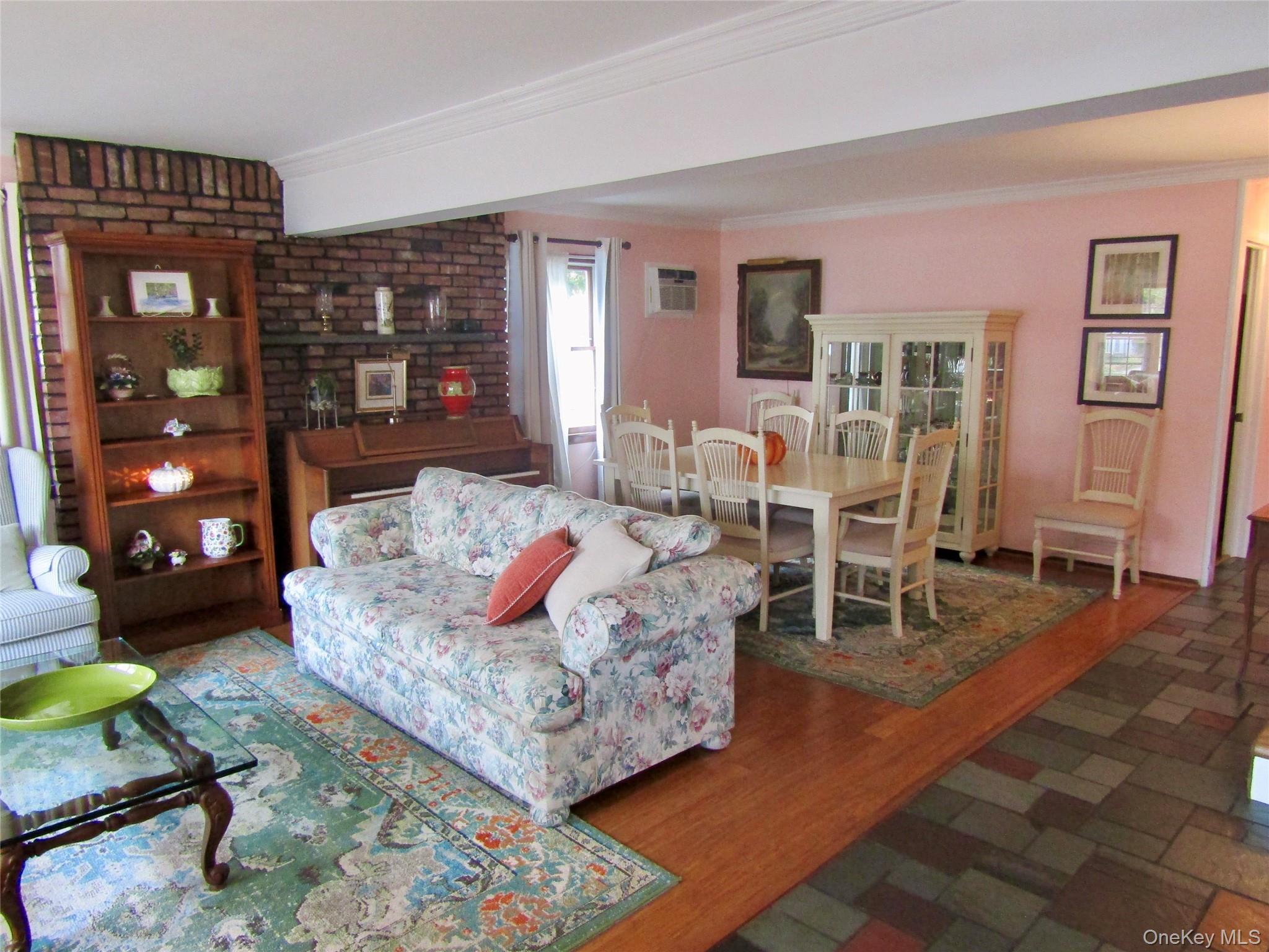 #4 photo, 25 Pinetree Lane, ナッソー郡 Levittown , NY 11756