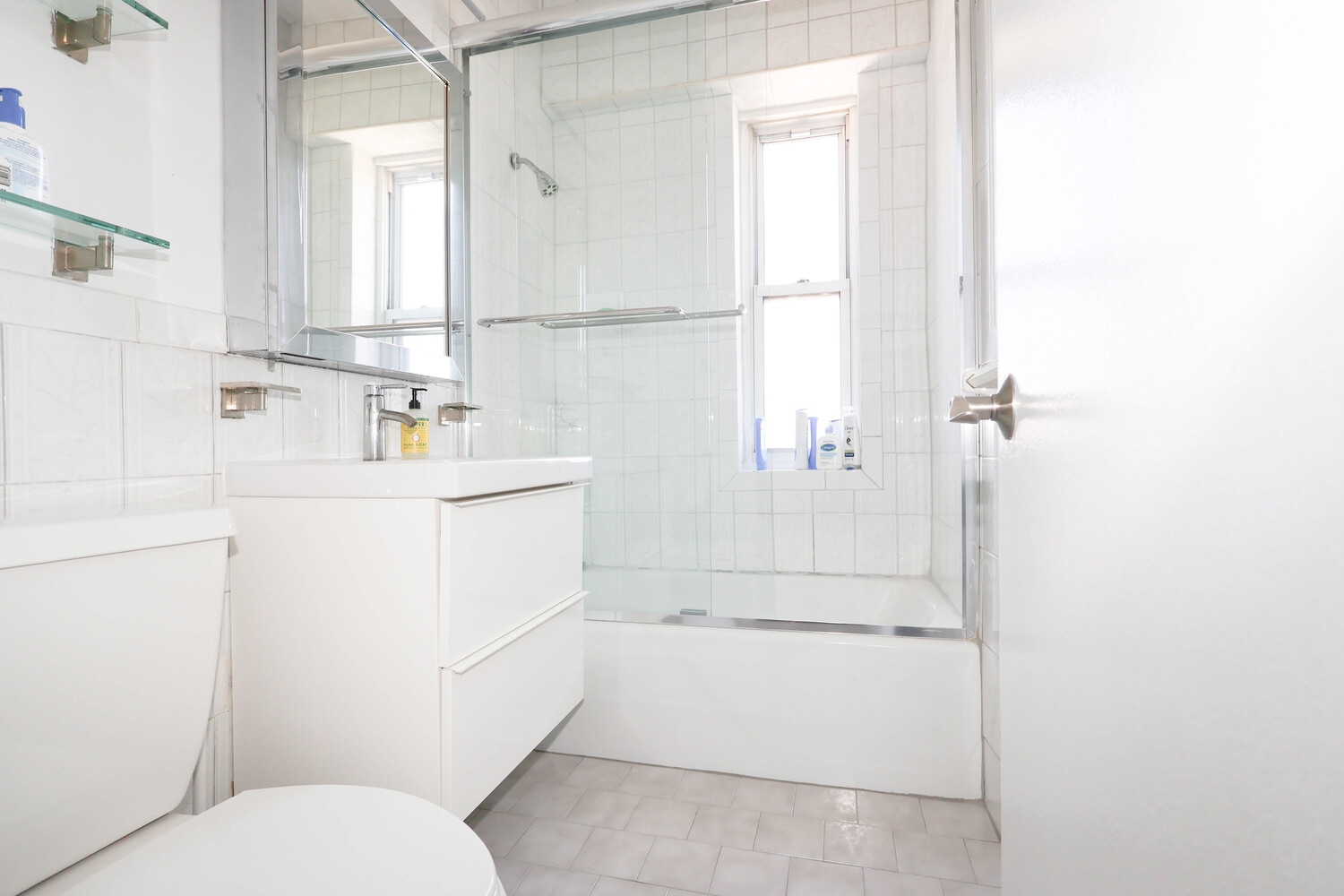 #12 photo, 60 E 8TH Street, マンハッタン Greenwich Village , NY 10003