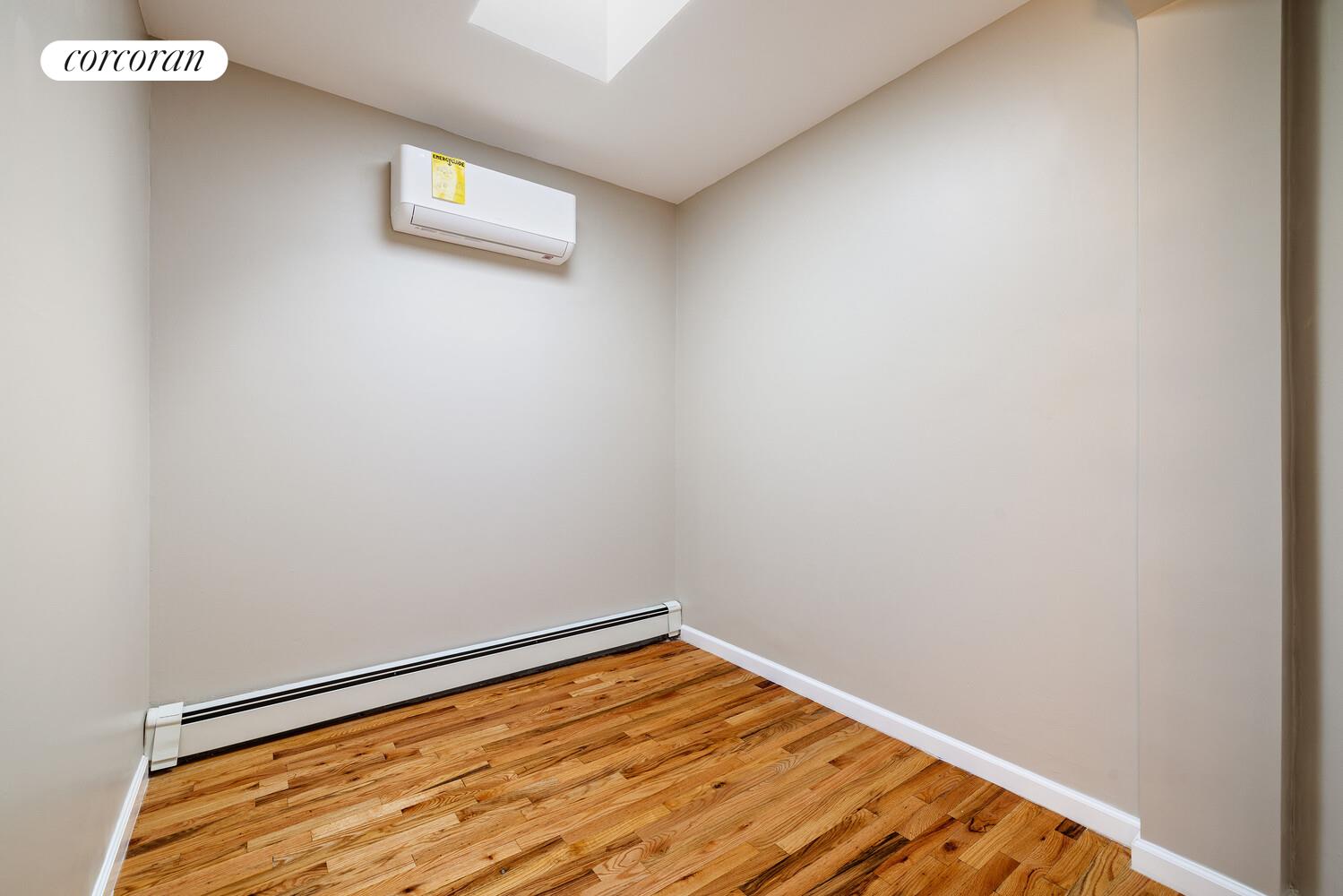 #5 photo, Bronx, ブロンクス区 Concourse Village , NY 10451