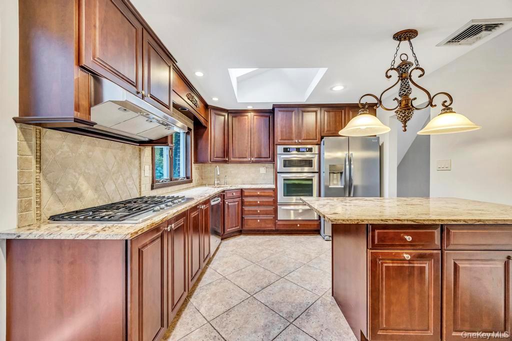 #17 photo, 619 Caledonia Road, Dix Hills , NY 11746