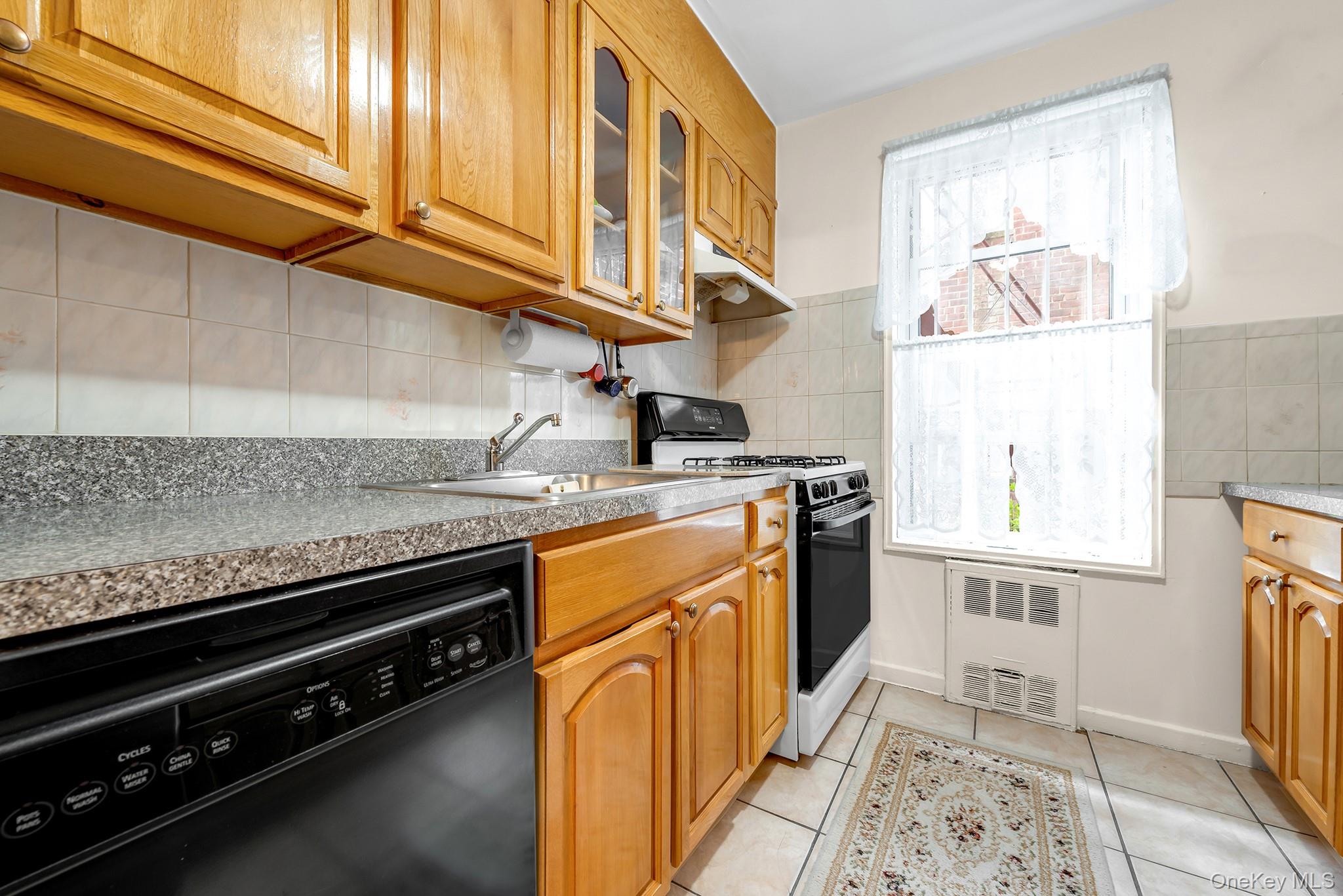 #11 photo, 72-10 112th Street, クイーンズ区 Forest Hills , NY 11375