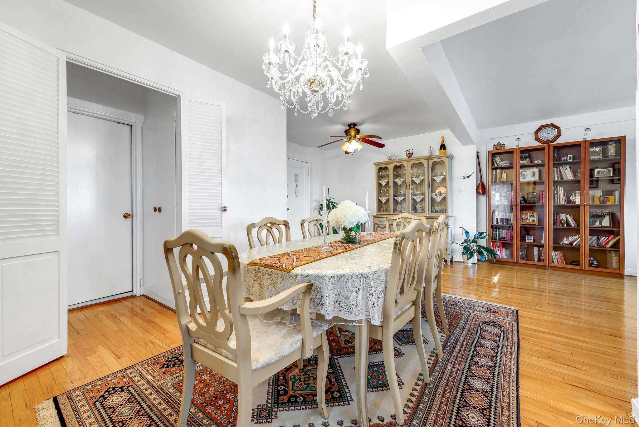 #12 photo, 72-10 112th Street, クイーンズ区 Forest Hills , NY 11375