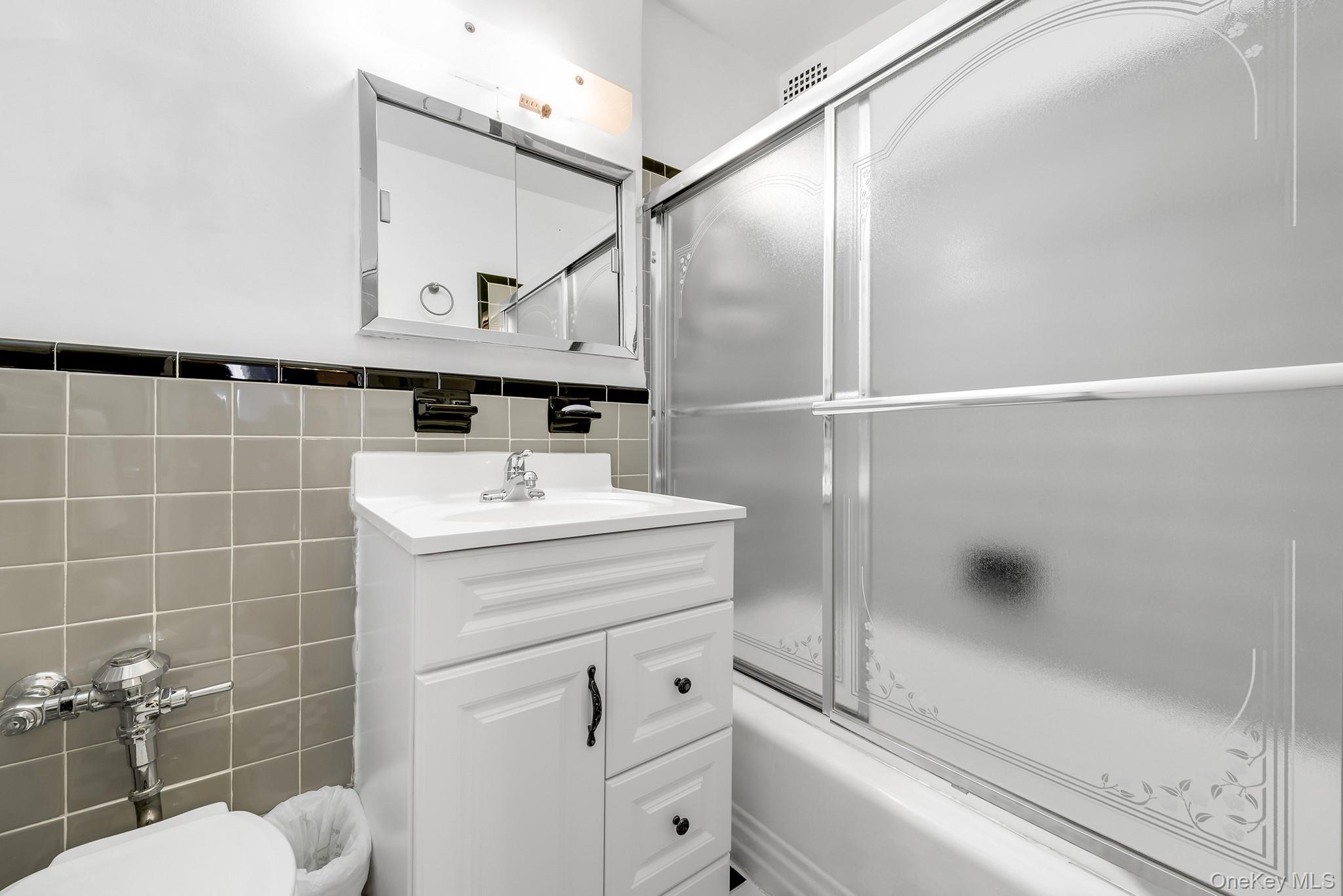 #15 photo, 72-10 112th Street, クイーンズ区 Forest Hills , NY 11375