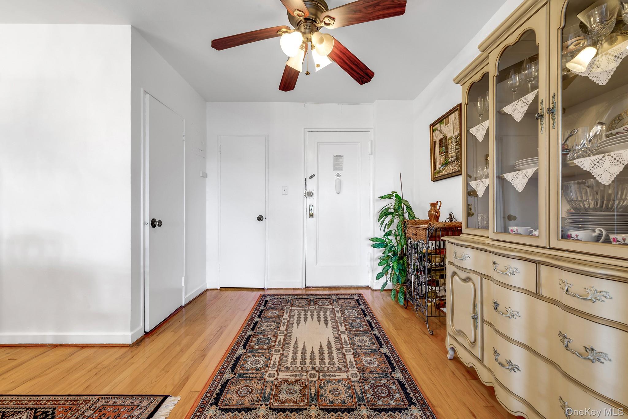 #5 photo, 72-10 112th Street, クイーンズ区 Forest Hills , NY 11375