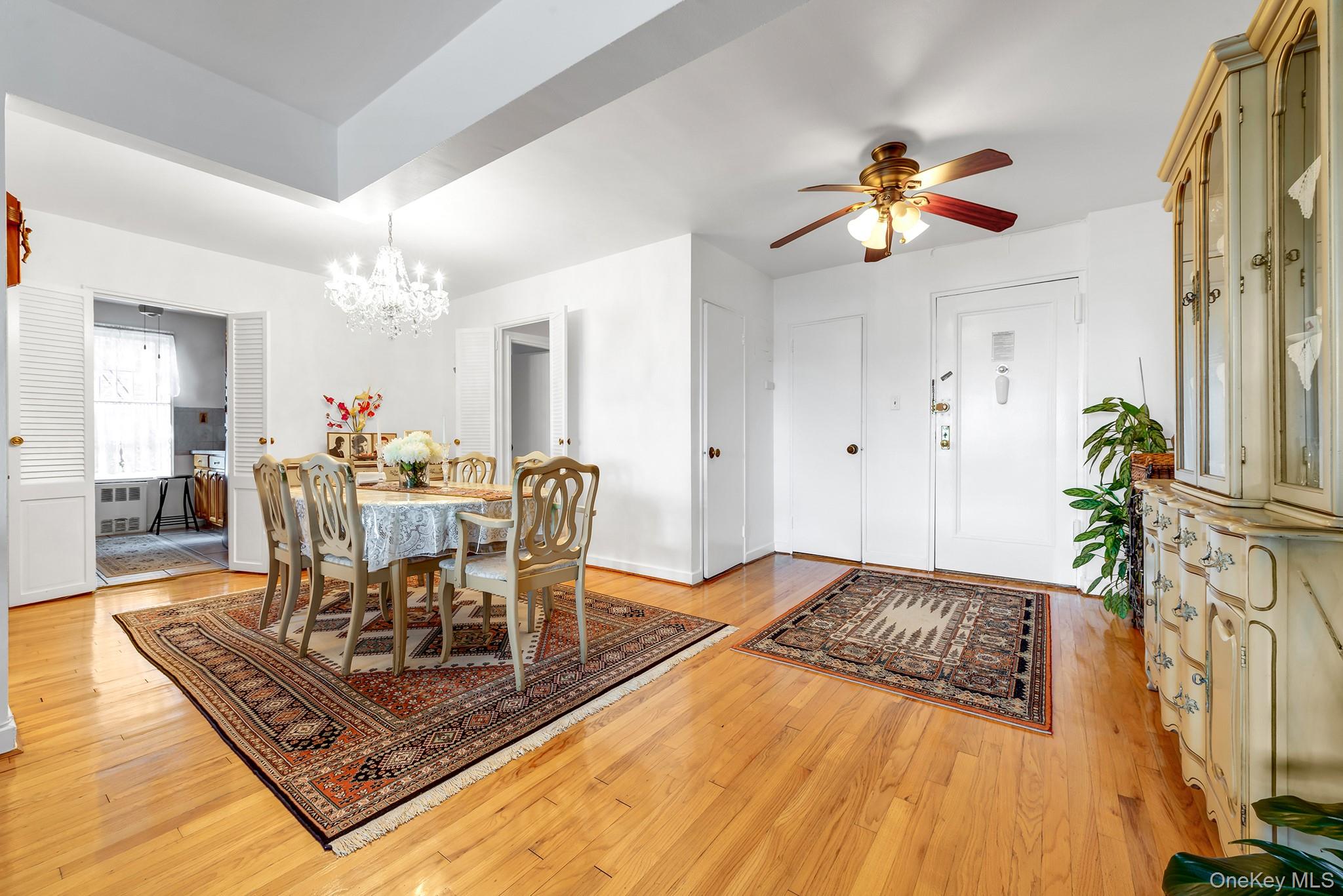 #8 photo, 72-10 112th Street, クイーンズ区 Forest Hills , NY 11375