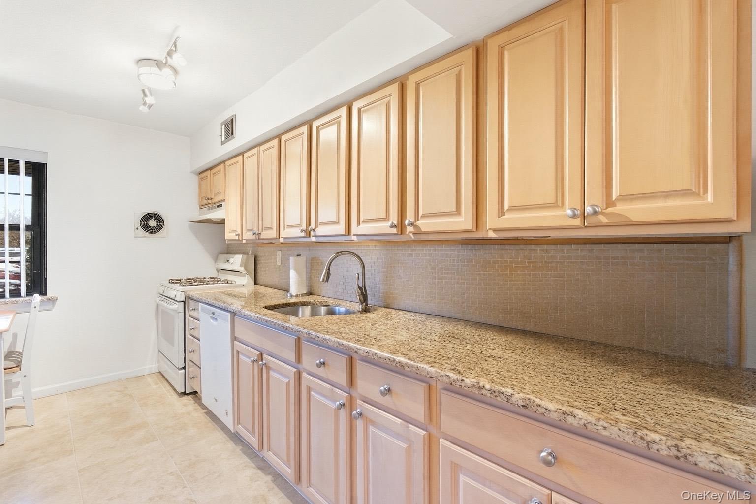 #10 photo, 313 Mariners Way, Copiague , NY 11726