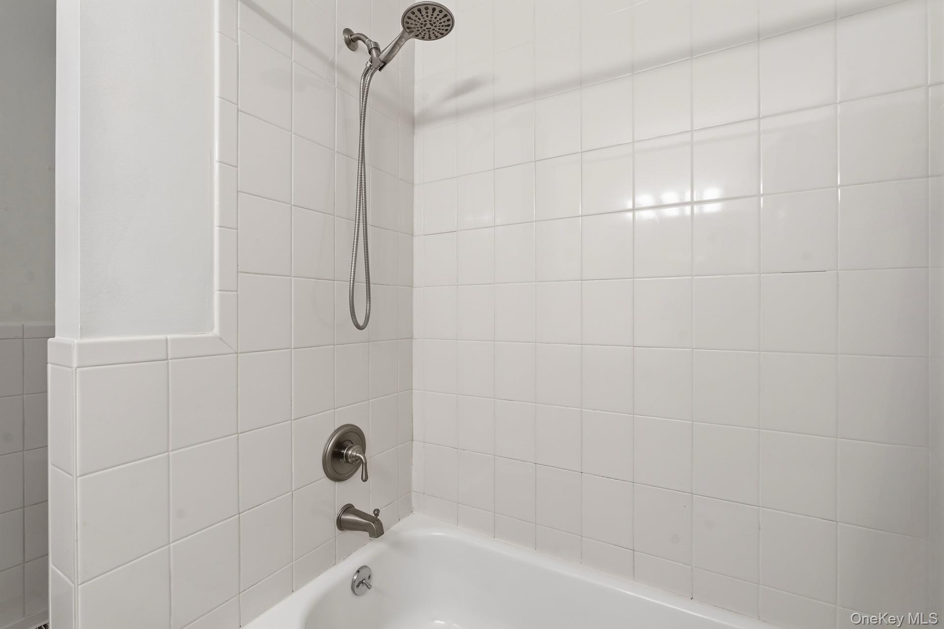 #15 photo, 313 Mariners Way, Copiague , NY 11726