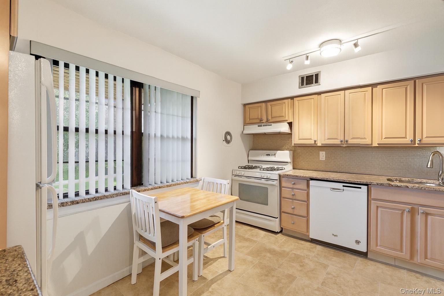 #9 photo, 313 Mariners Way, Copiague , NY 11726