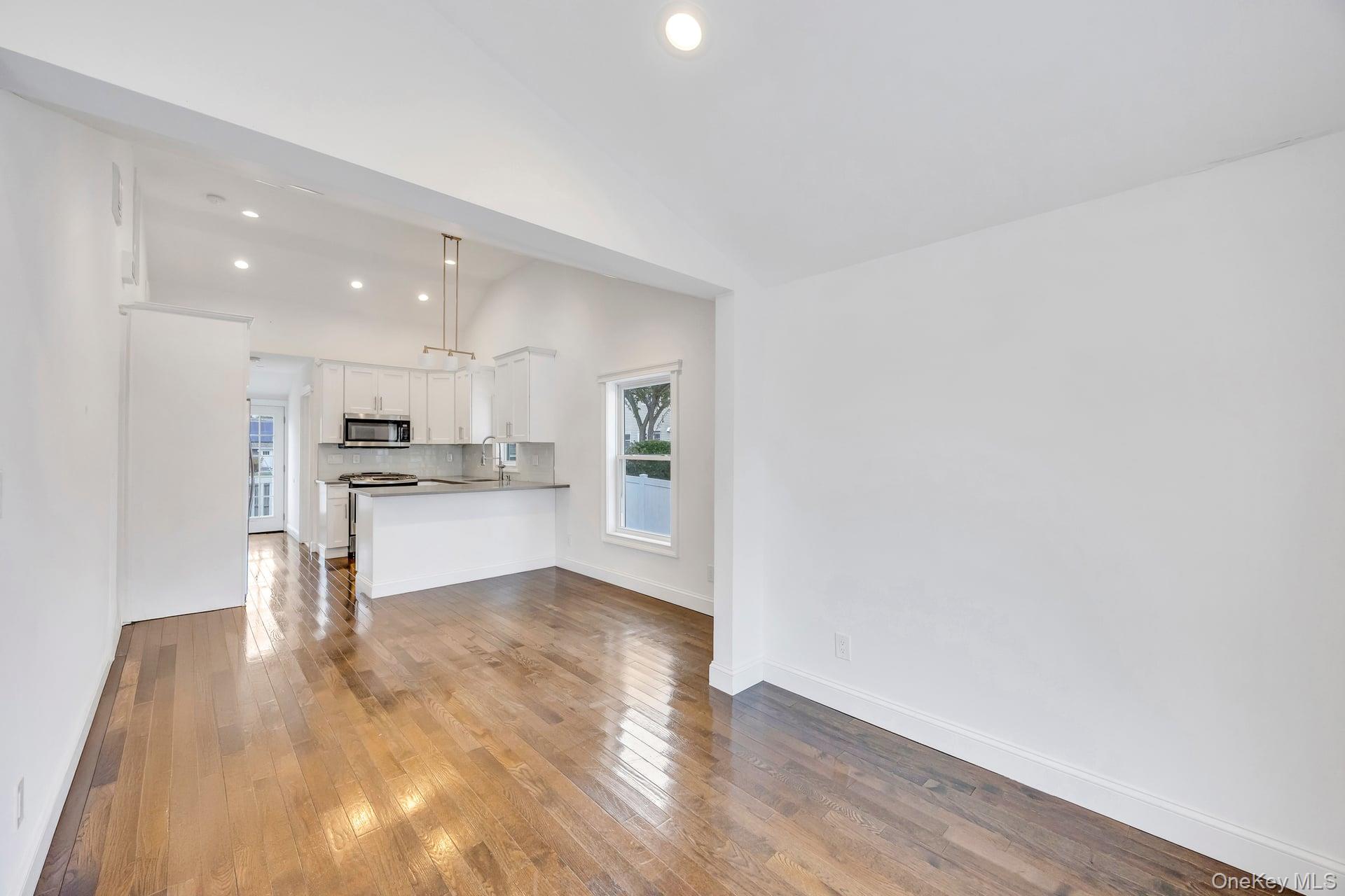 #11 photo, 21 Ireland Place, サフォーク郡 Copiague , NY 11726