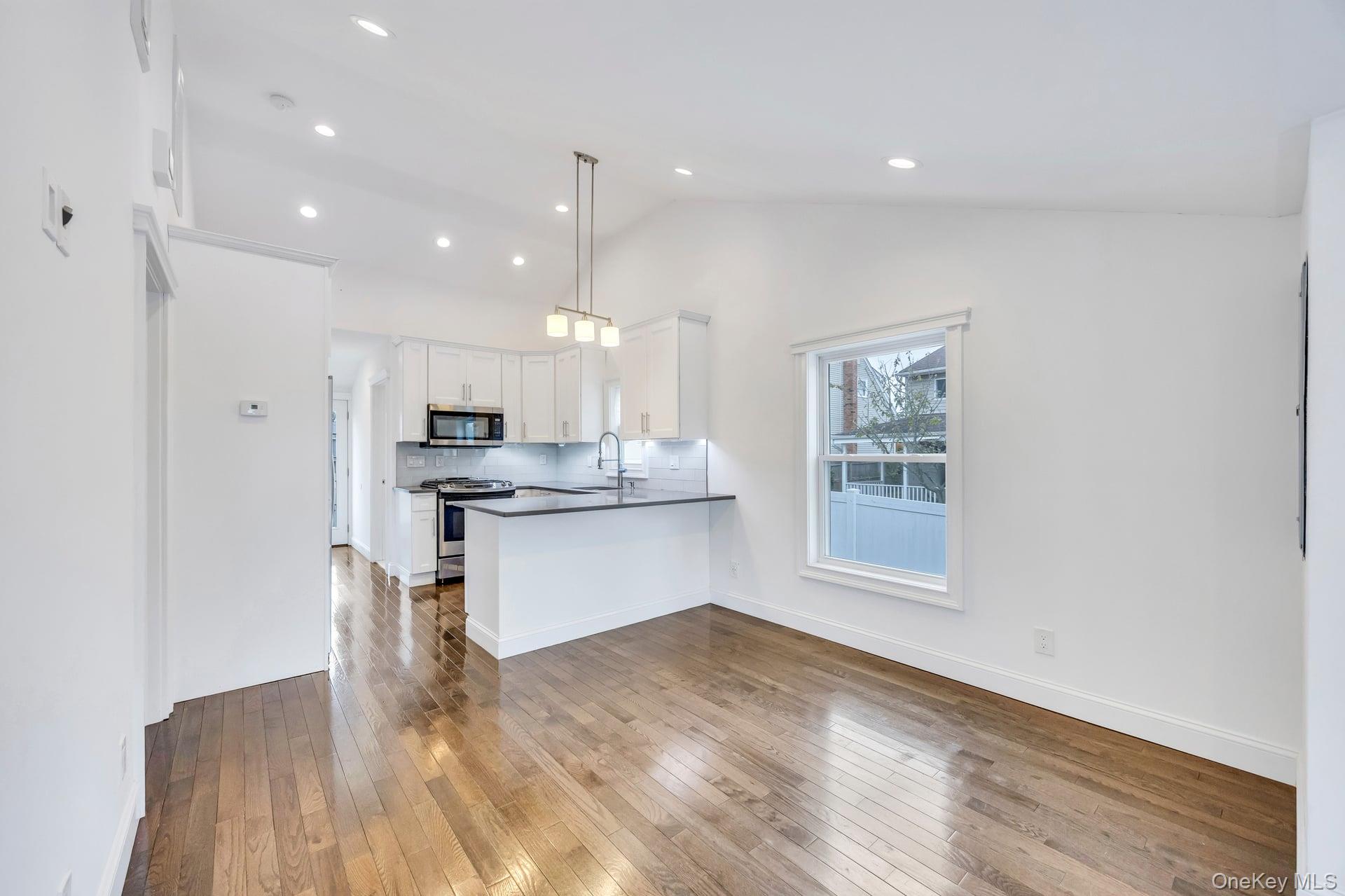 #12 photo, 21 Ireland Place, サフォーク郡 Copiague , NY 11726