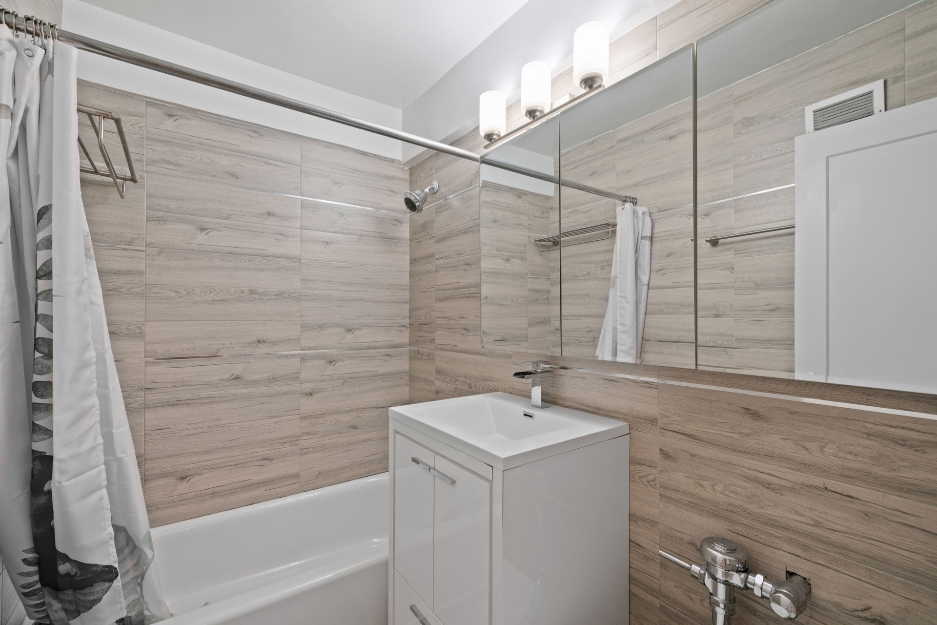 #3 photo, 335 E 51st Street, マンハッタン Turtle Bay , NY 10022