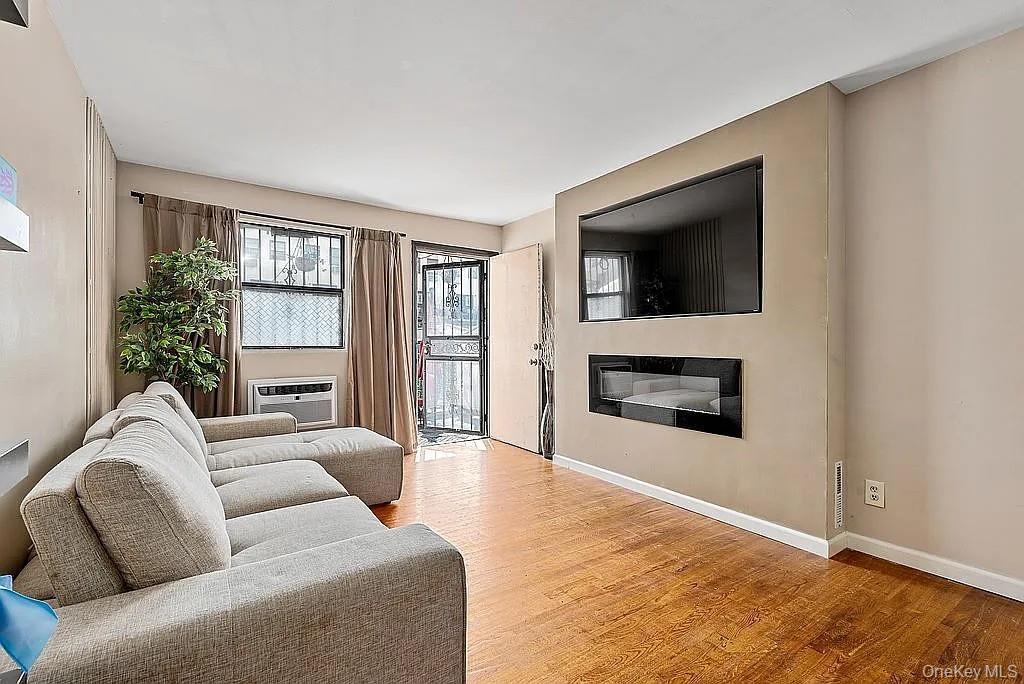 #3 photo, 844 Leland Avenue, ブロンクス区 Bronx , NY 10473