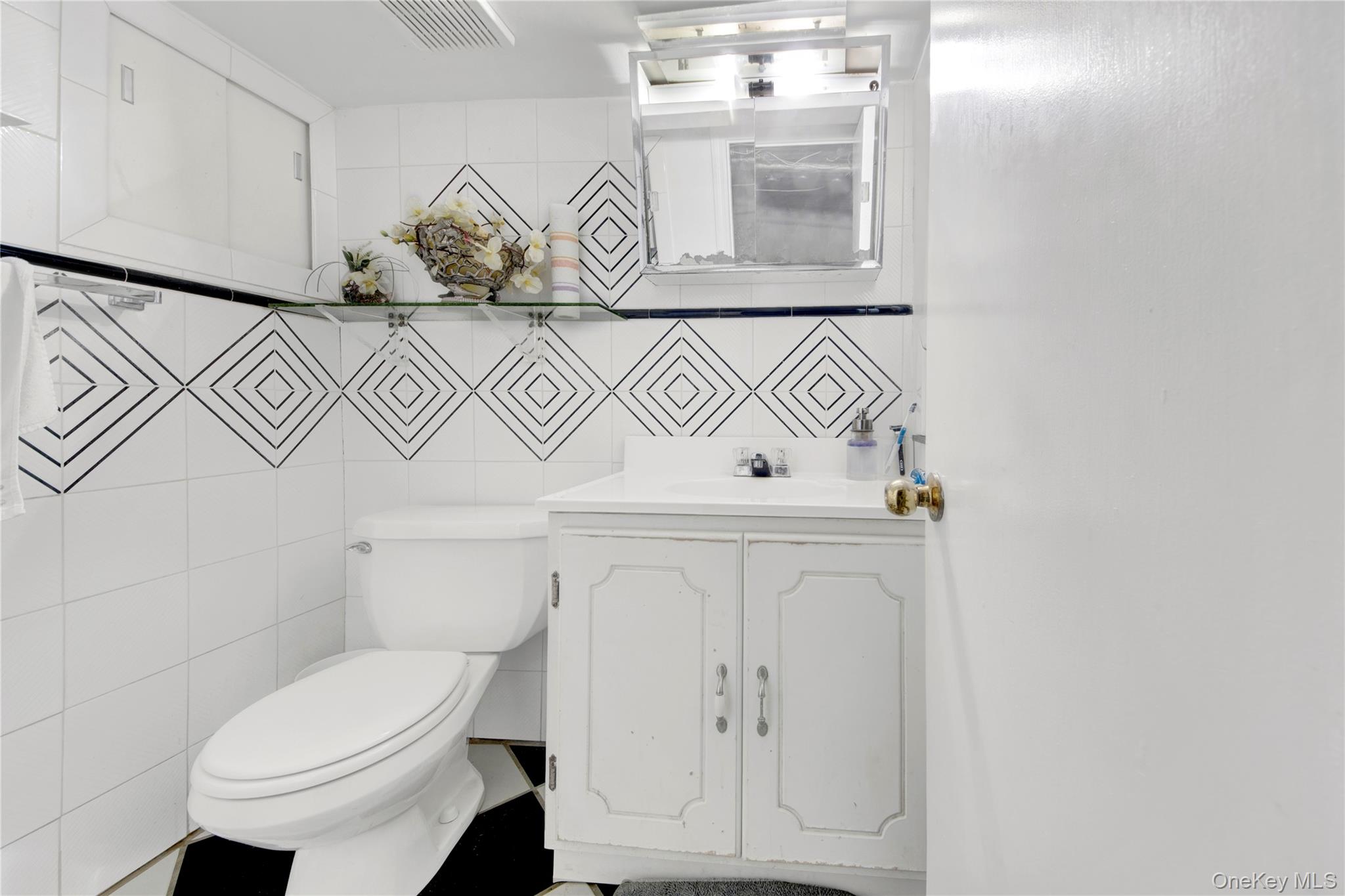 #17 photo, 72 Park Avenue, White Plains , NY 10603