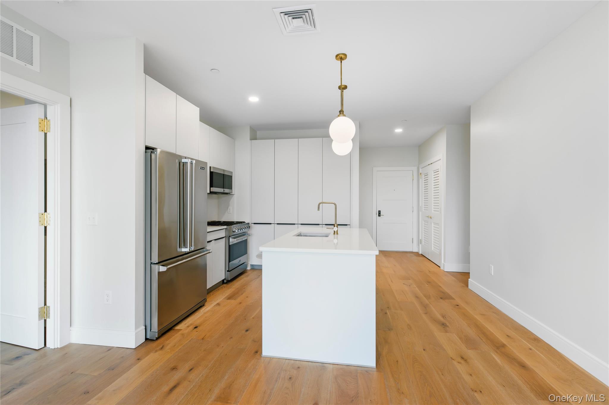 #3 photo, 695 Merrick Avenue, ナッソー郡 Westbury , NY 11590