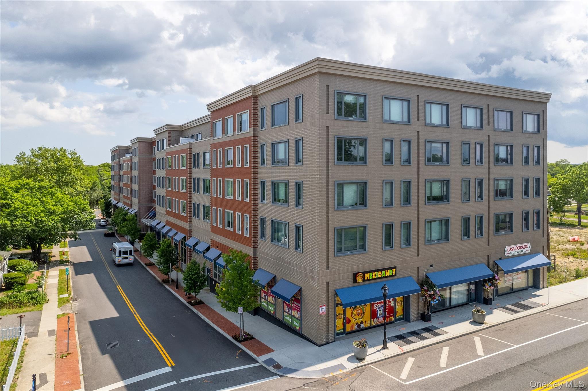 #1 photo, 221 E Main Street, サフォーク郡 Riverhead , NY 11901