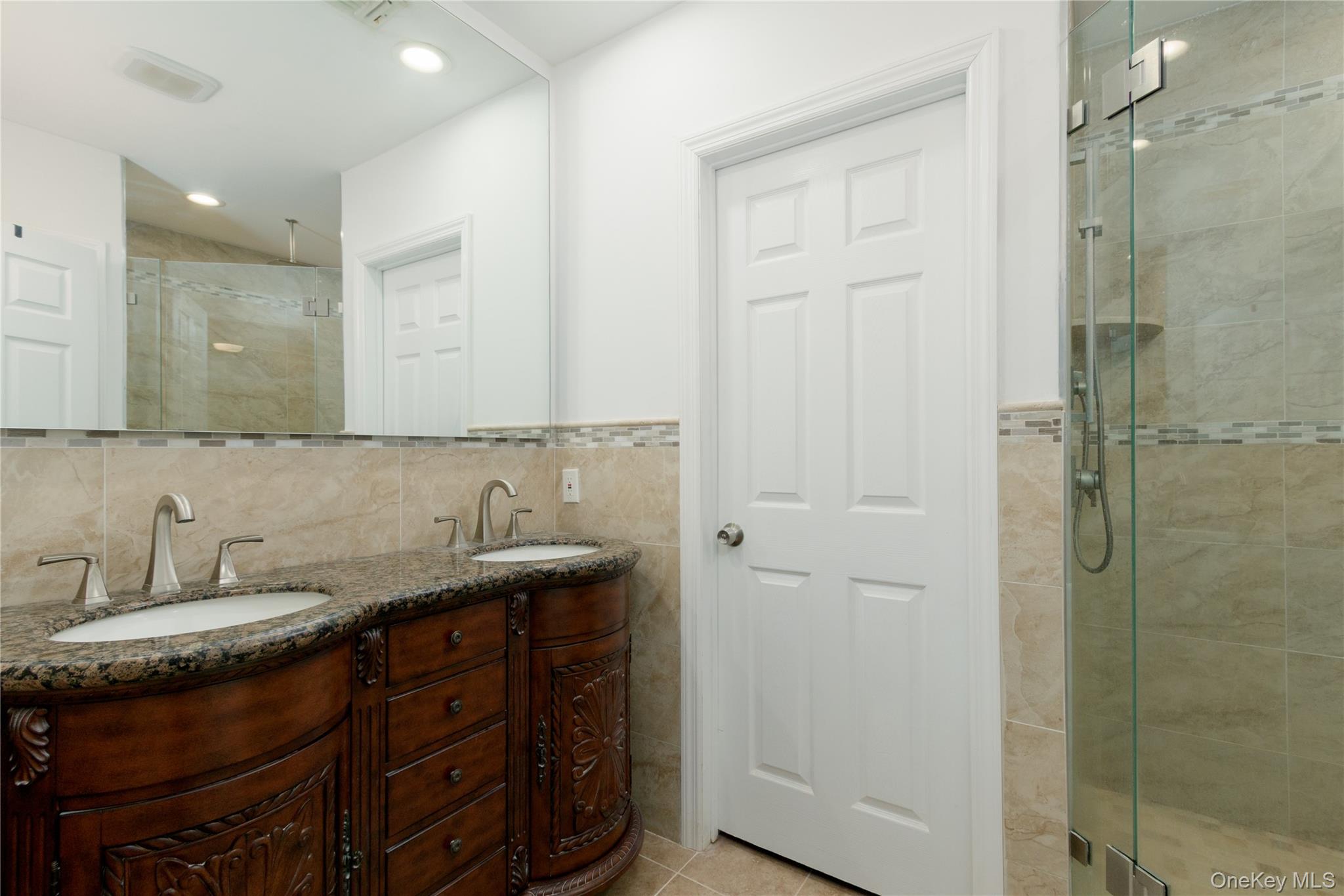 #14 photo, 17 Ariel Drive, サフォーク郡 Middle Island , NY 11953