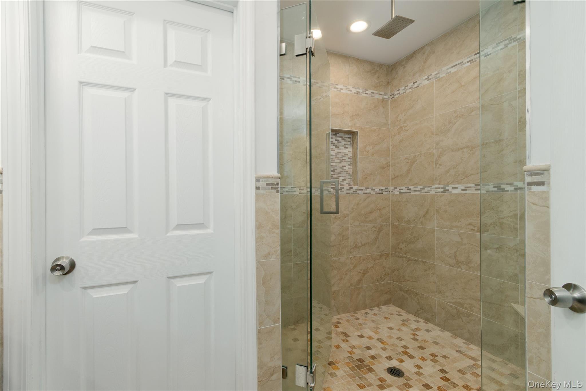 #15 photo, 17 Ariel Drive, サフォーク郡 Middle Island , NY 11953