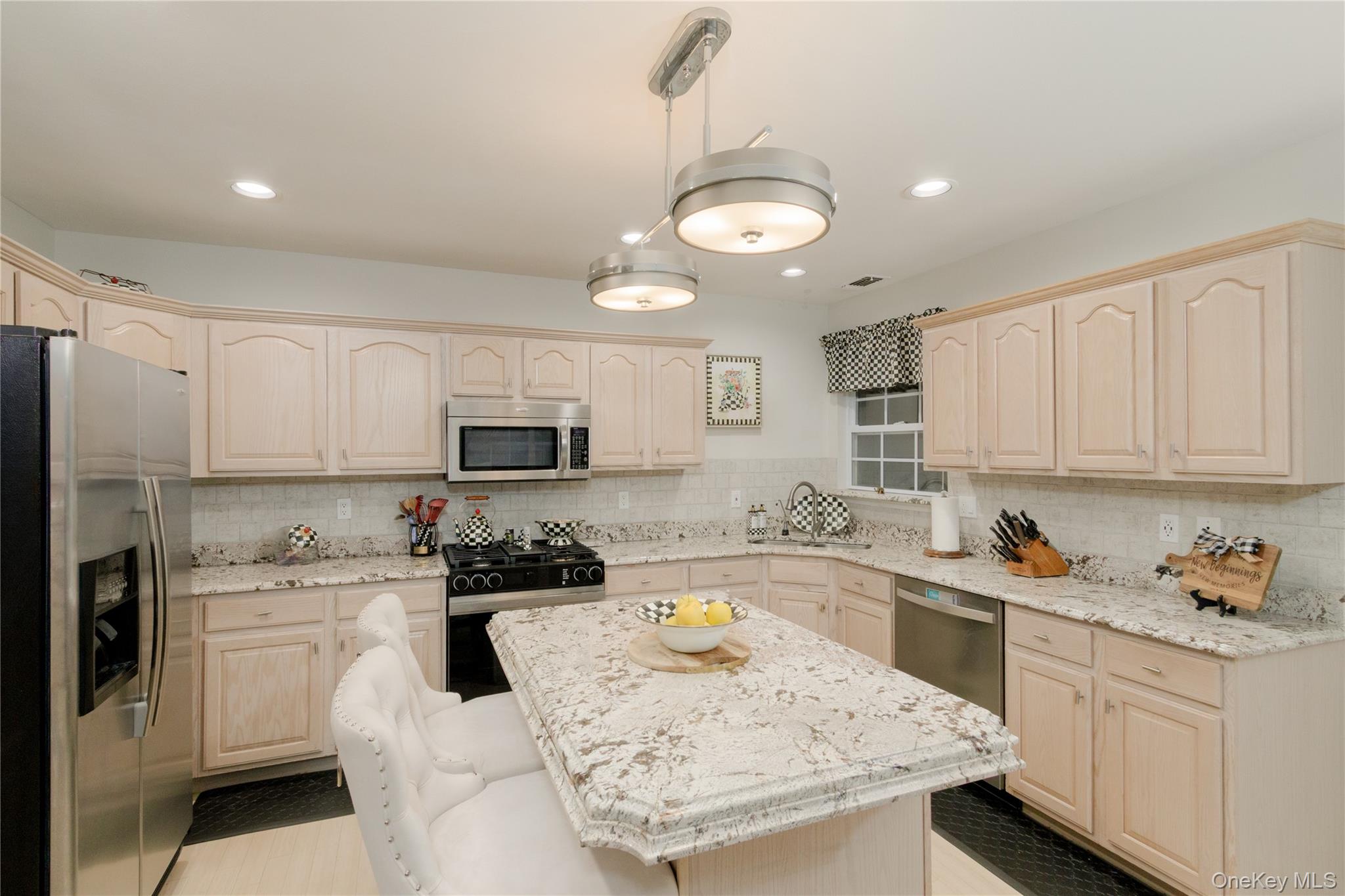 #9 photo, 17 Ariel Drive, サフォーク郡 Middle Island , NY 11953