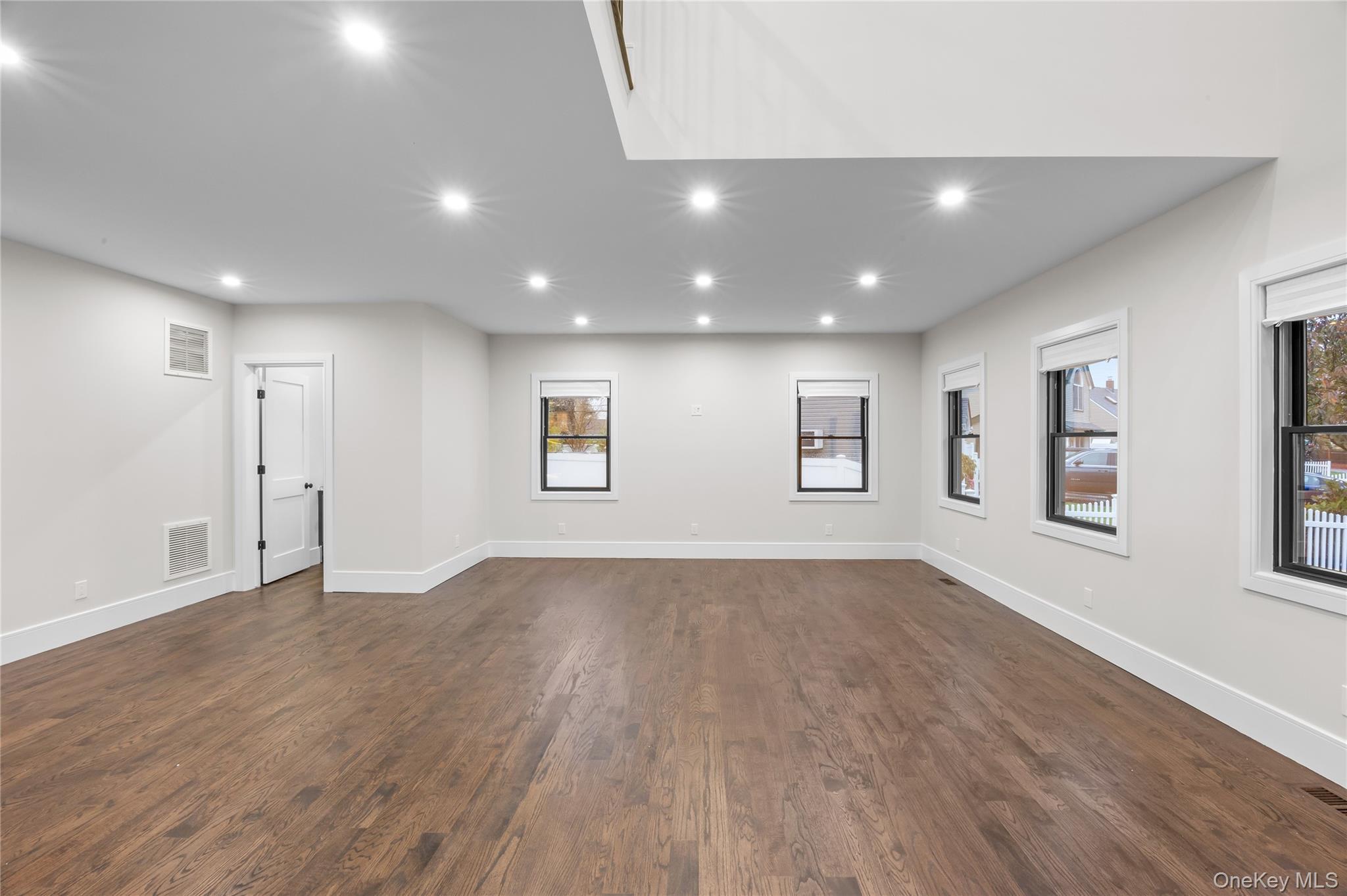 #14 photo, 29 Hyacinth Road, ナッソー郡 Levittown , NY 11756