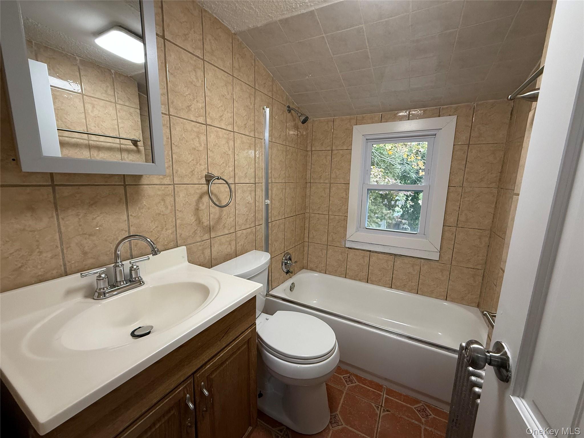 #5 photo, 345 Elmore Street, サフォーク郡 Central Islip , NY 11722