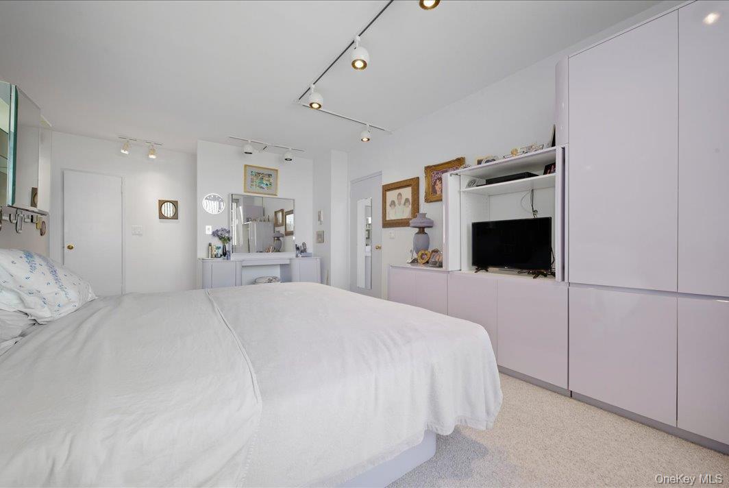 #13 photo, 27010 Grand Central Parkway, クイーンズ区 Floral Park , NY 11005