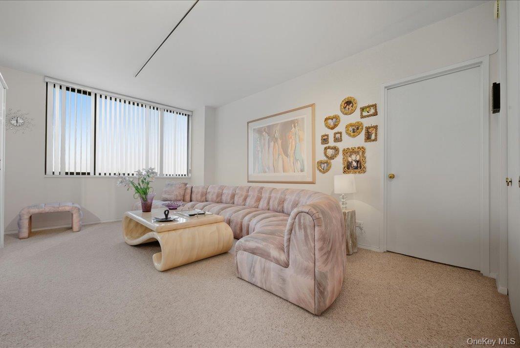 #3 photo, 27010 Grand Central Parkway, クイーンズ区 Floral Park , NY 11005