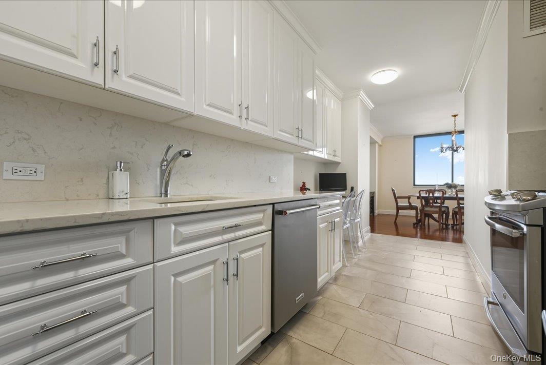 #15 photo, 27010 Grand Central Parkway, クイーンズ区 Floral Park , NY 11005