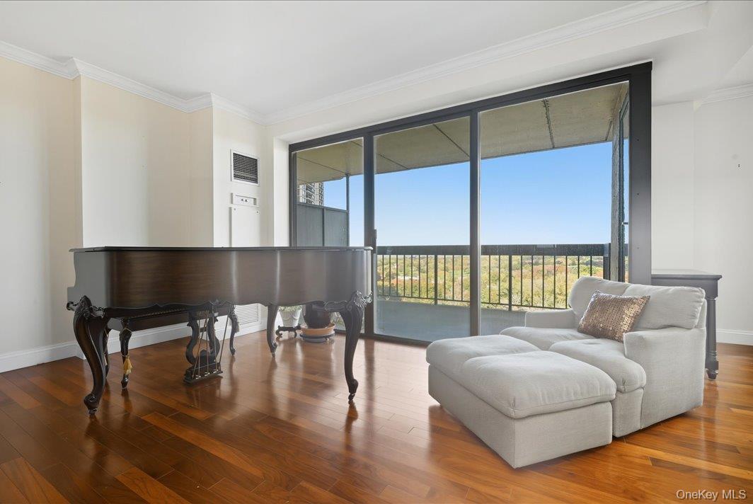 #8 photo, 27010 Grand Central Parkway, クイーンズ区 Floral Park , NY 11005