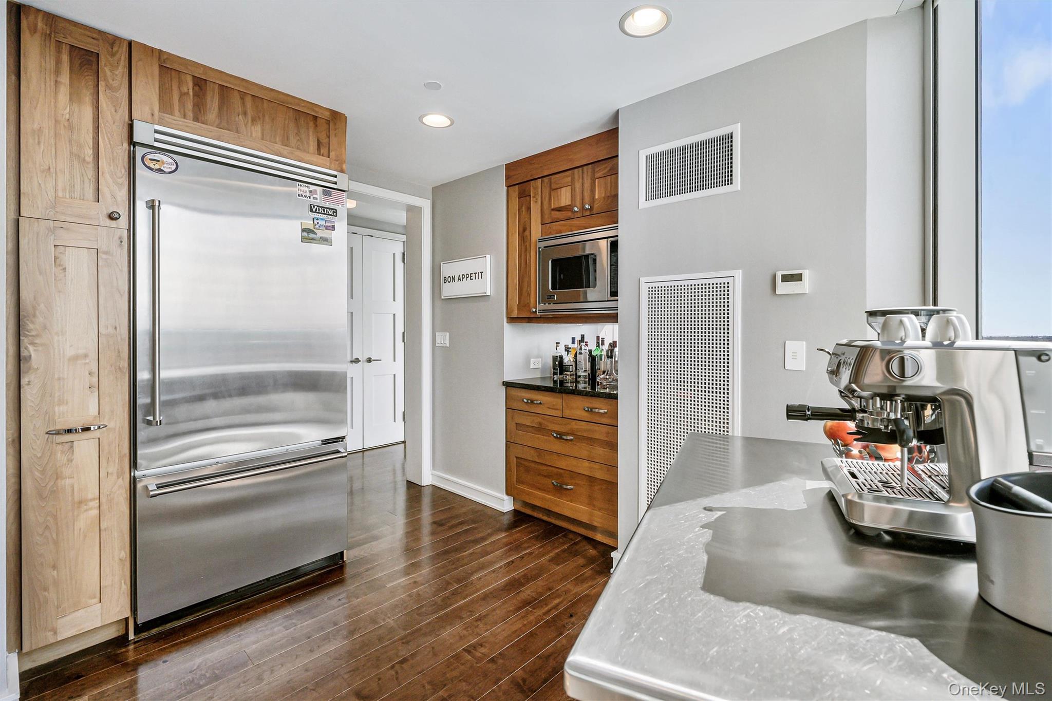 #4 photo, 5 Renaissance Square, White Plains , NY 10601