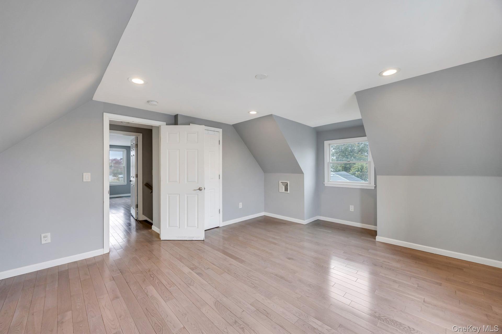 #11 photo, 390 Parkside Court, サフォーク郡 Copiague , NY 11726