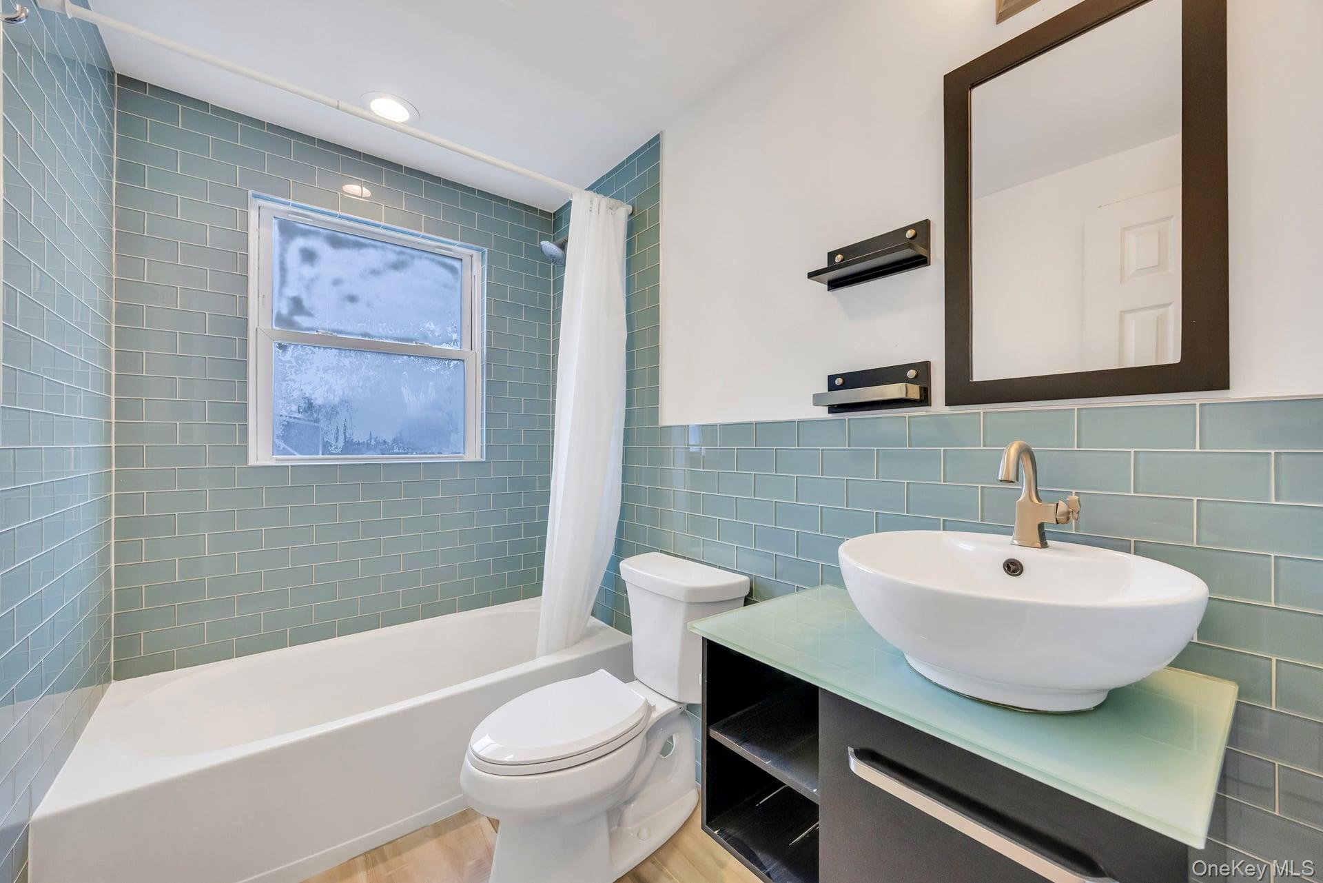 #12 photo, 390 Parkside Court, サフォーク郡 Copiague , NY 11726