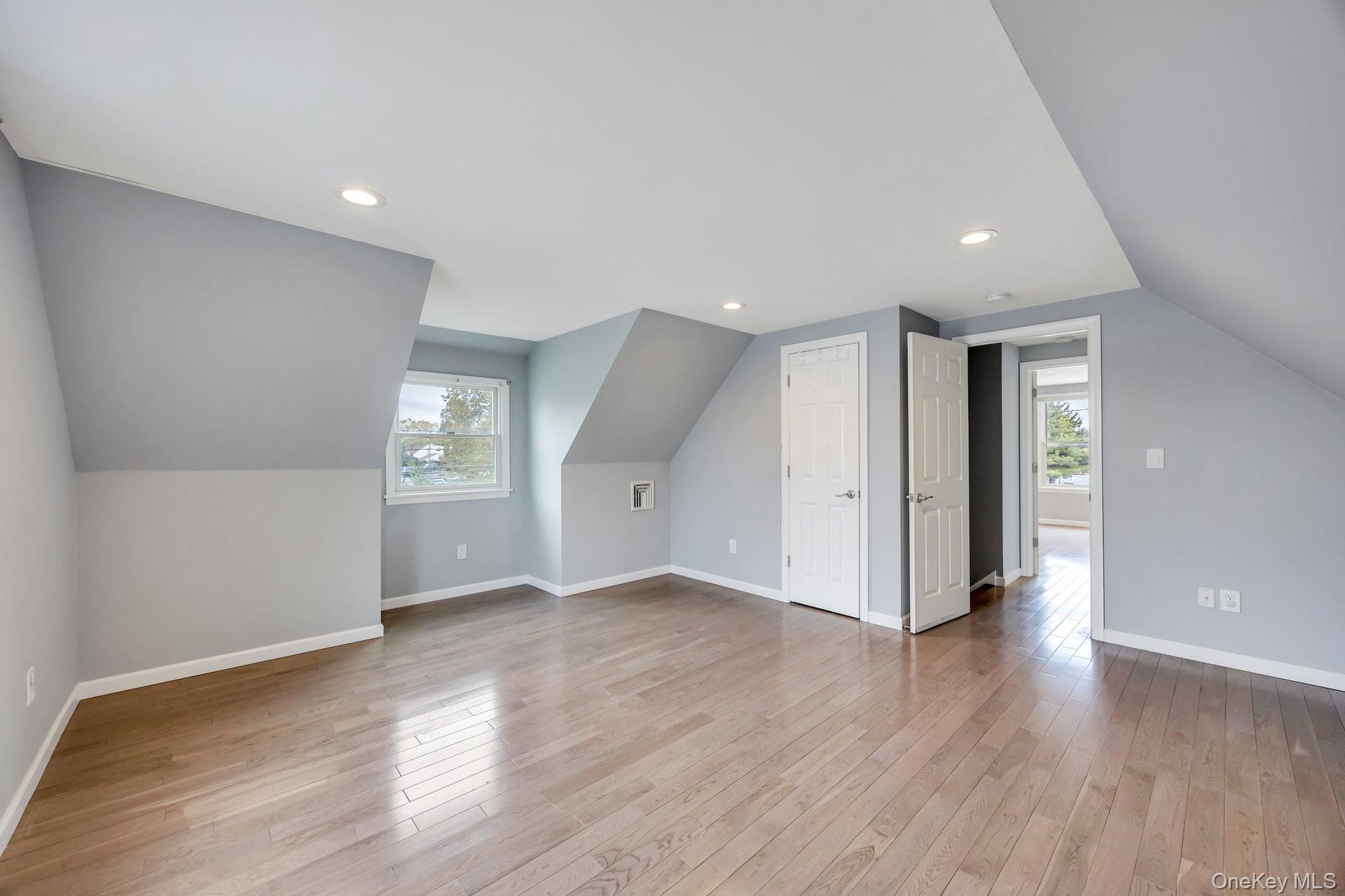 #14 photo, 390 Parkside Court, サフォーク郡 Copiague , NY 11726