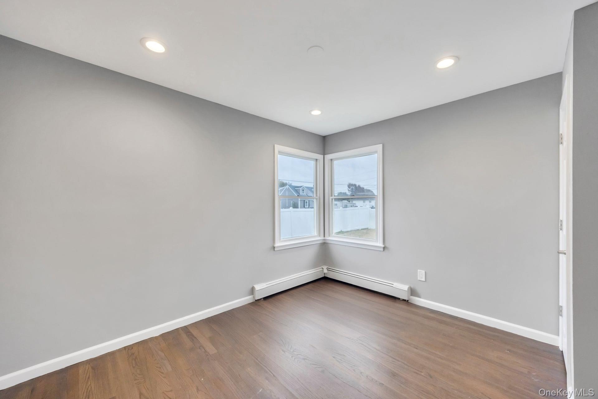 #17 photo, 390 Parkside Court, サフォーク郡 Copiague , NY 11726