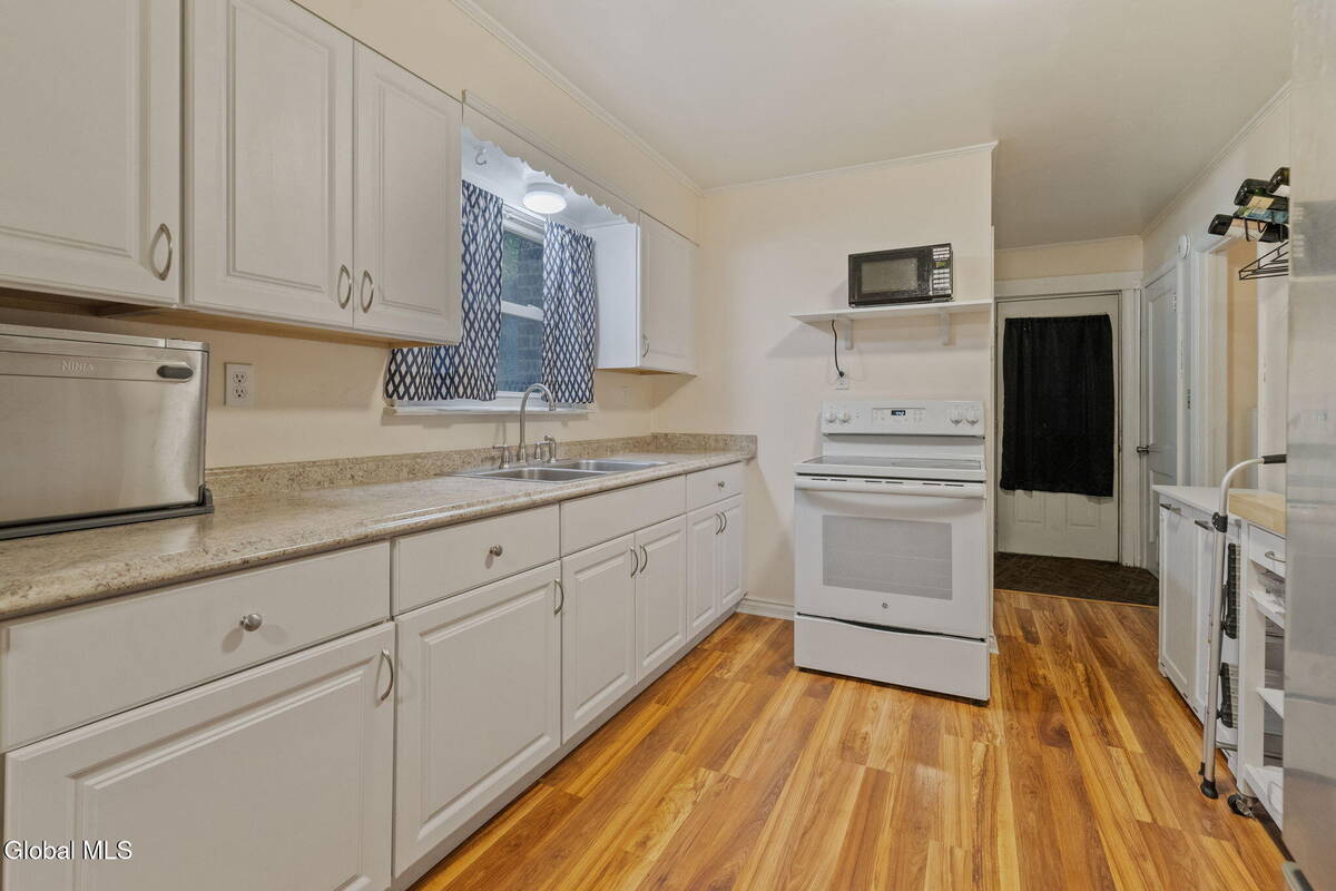 #8 photo, 11 Lilac Lane, Troy , NY 12180