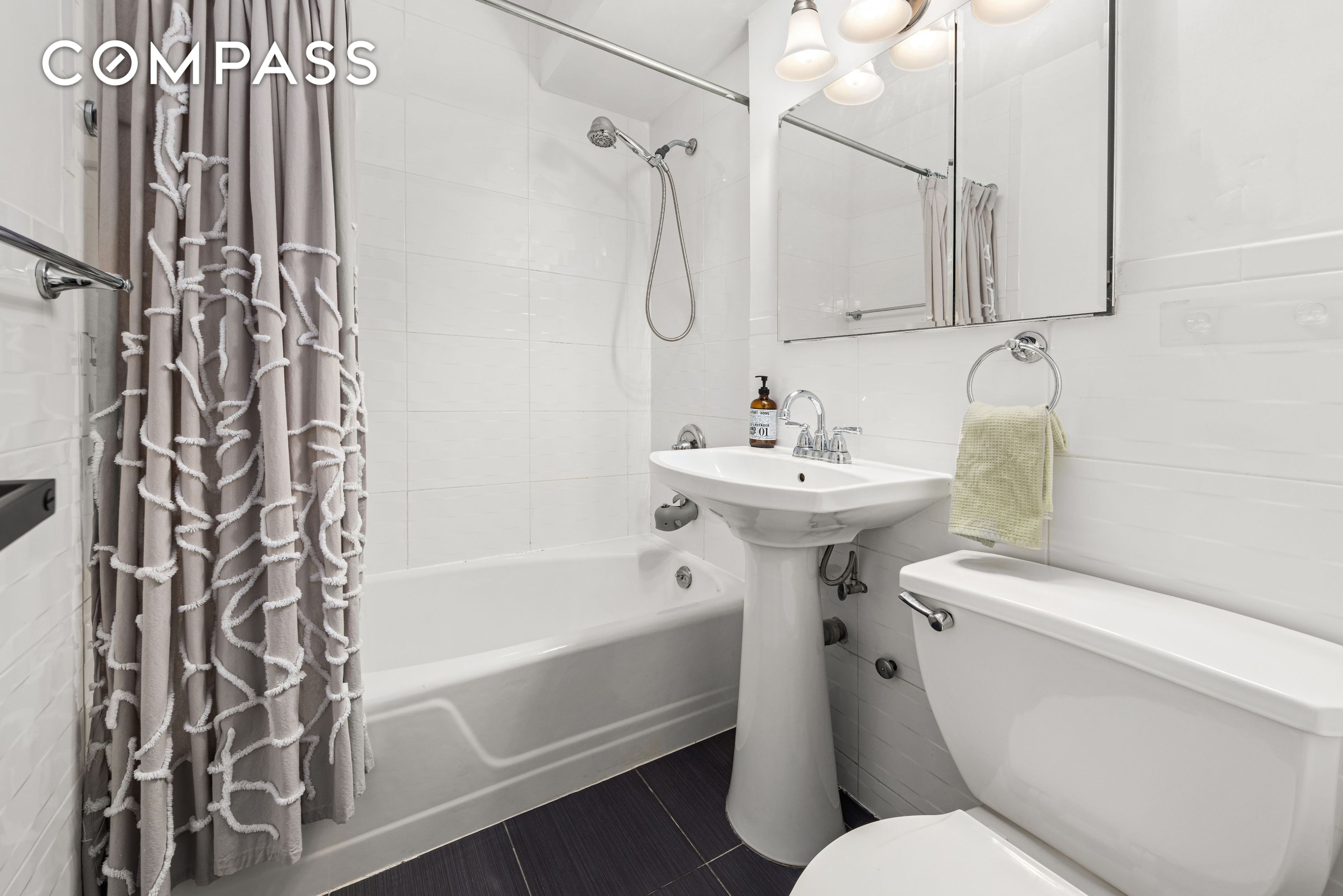 #7 photo, 107-40 Queens Boulevard, クイーンズ区 Forest Hills , NY 11375