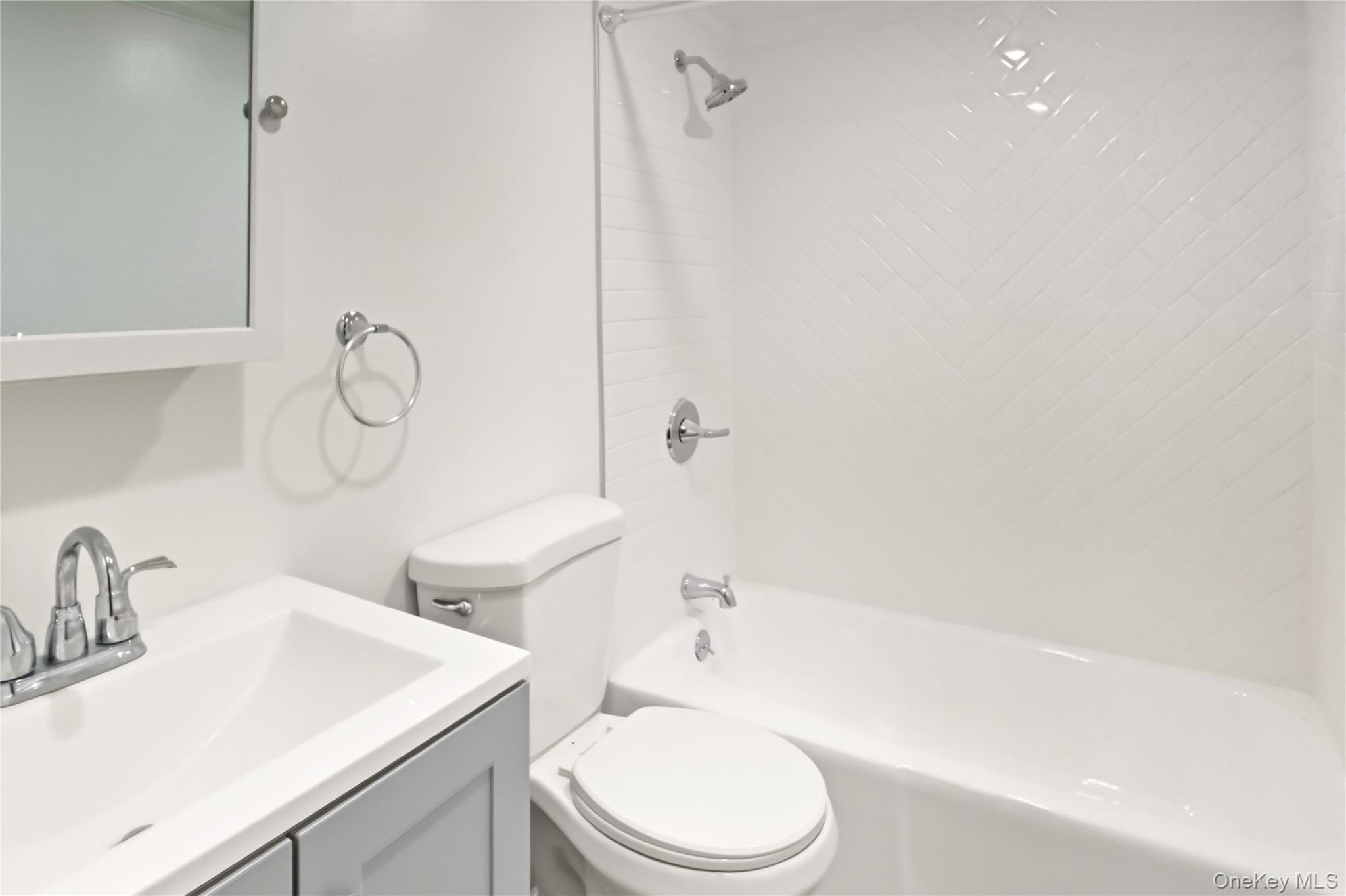 #8 photo, 229 E Hawthorne Avenue, ナッソー郡 Valley Stream , NY 11580