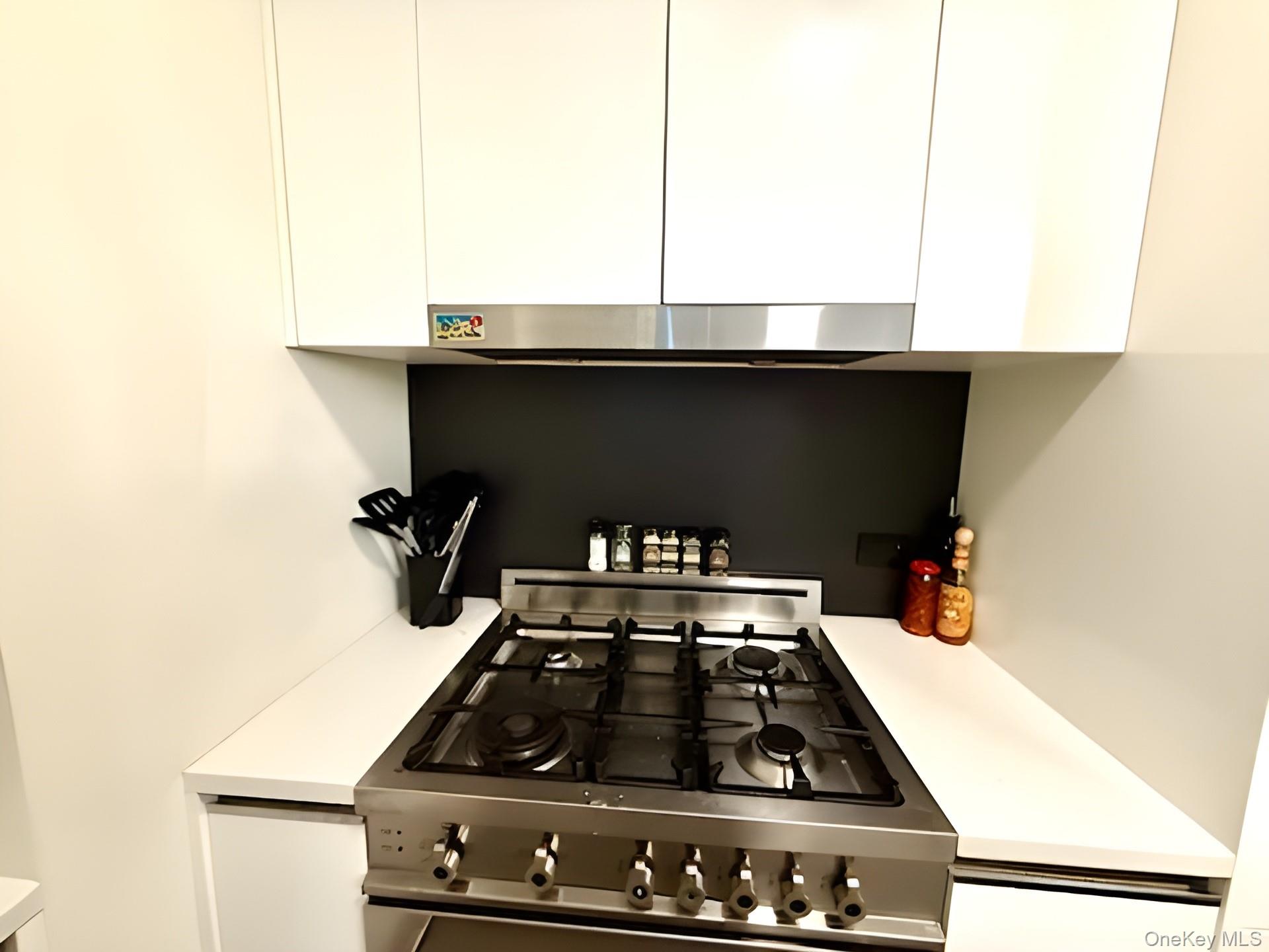 #16 photo, 301 W 53rd Street, New York (Manhattan) , NY 10019