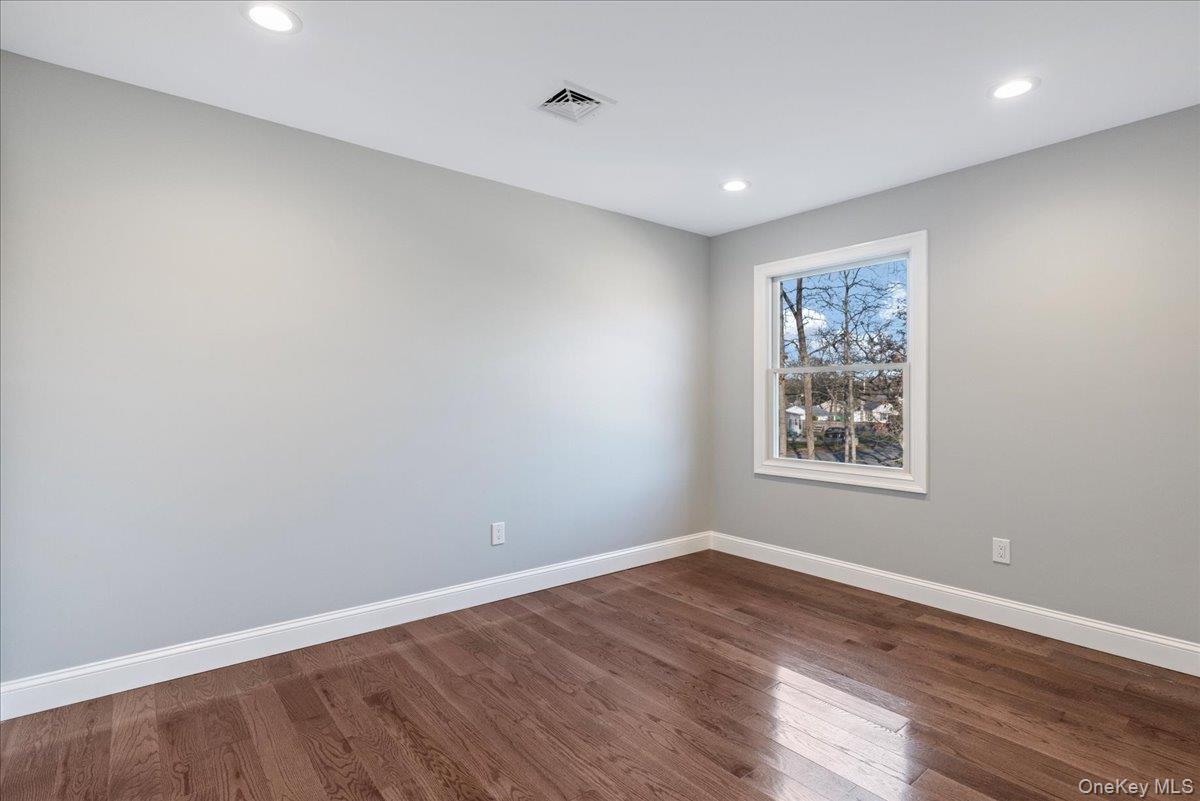 #13 photo, 71 Stuyvesant Avenue, サフォーク郡 Mastic , NY 11950