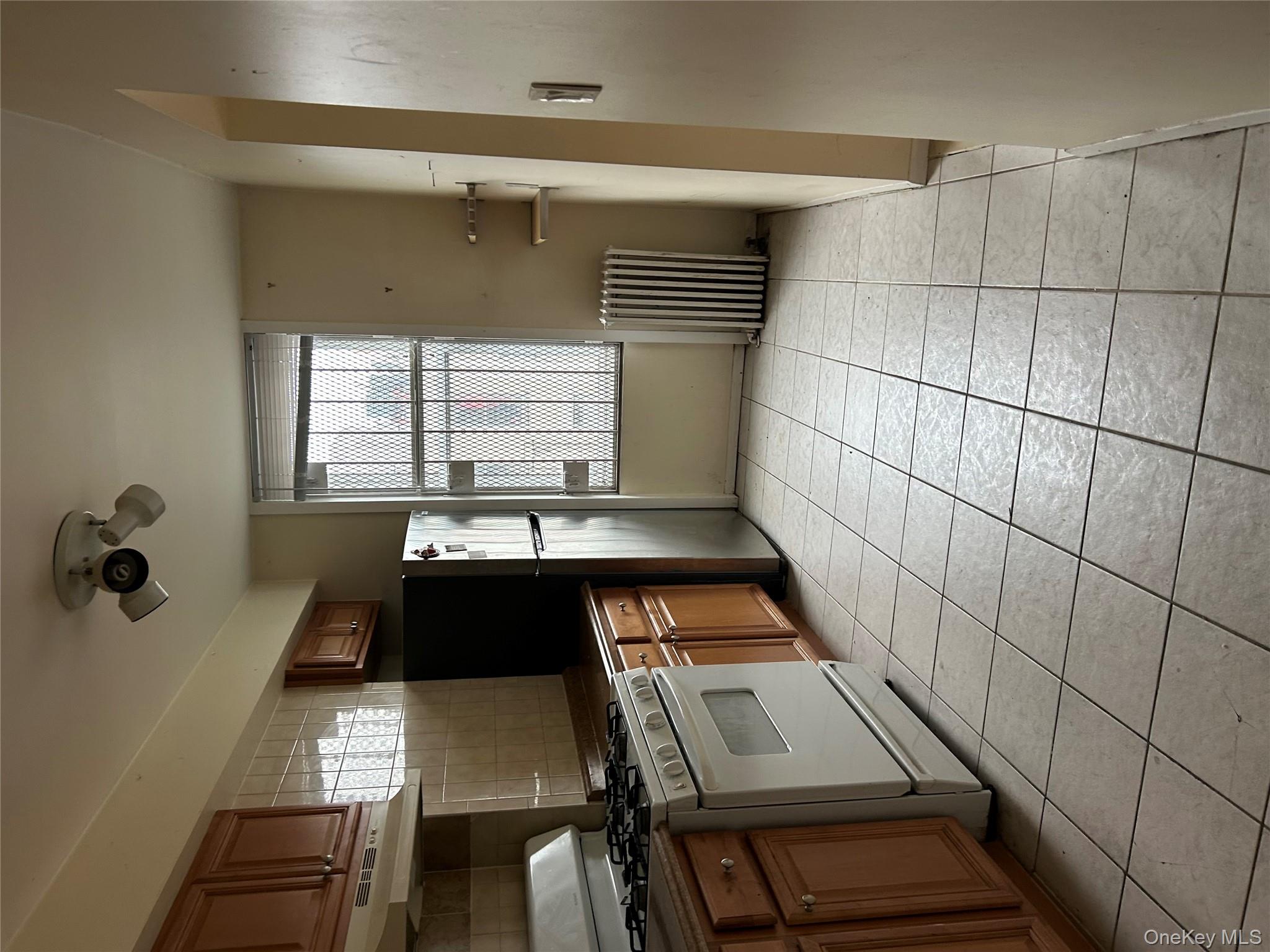 #4 photo, 1737 Grove Street, クイーンズ区 Ridgewood , NY 11385