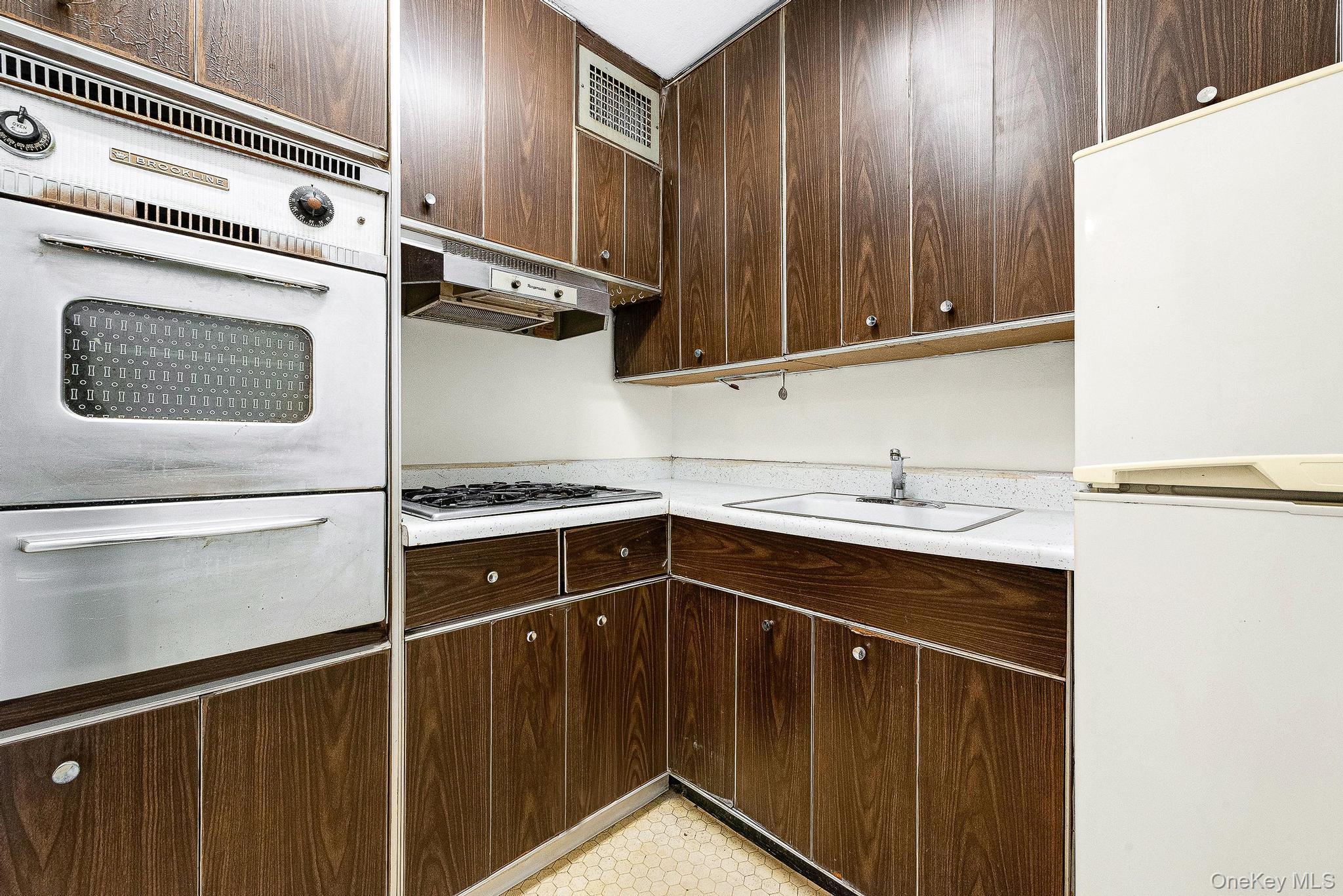 #10 photo, 111-20 73 Avenue, Forest Hills , NY 11375