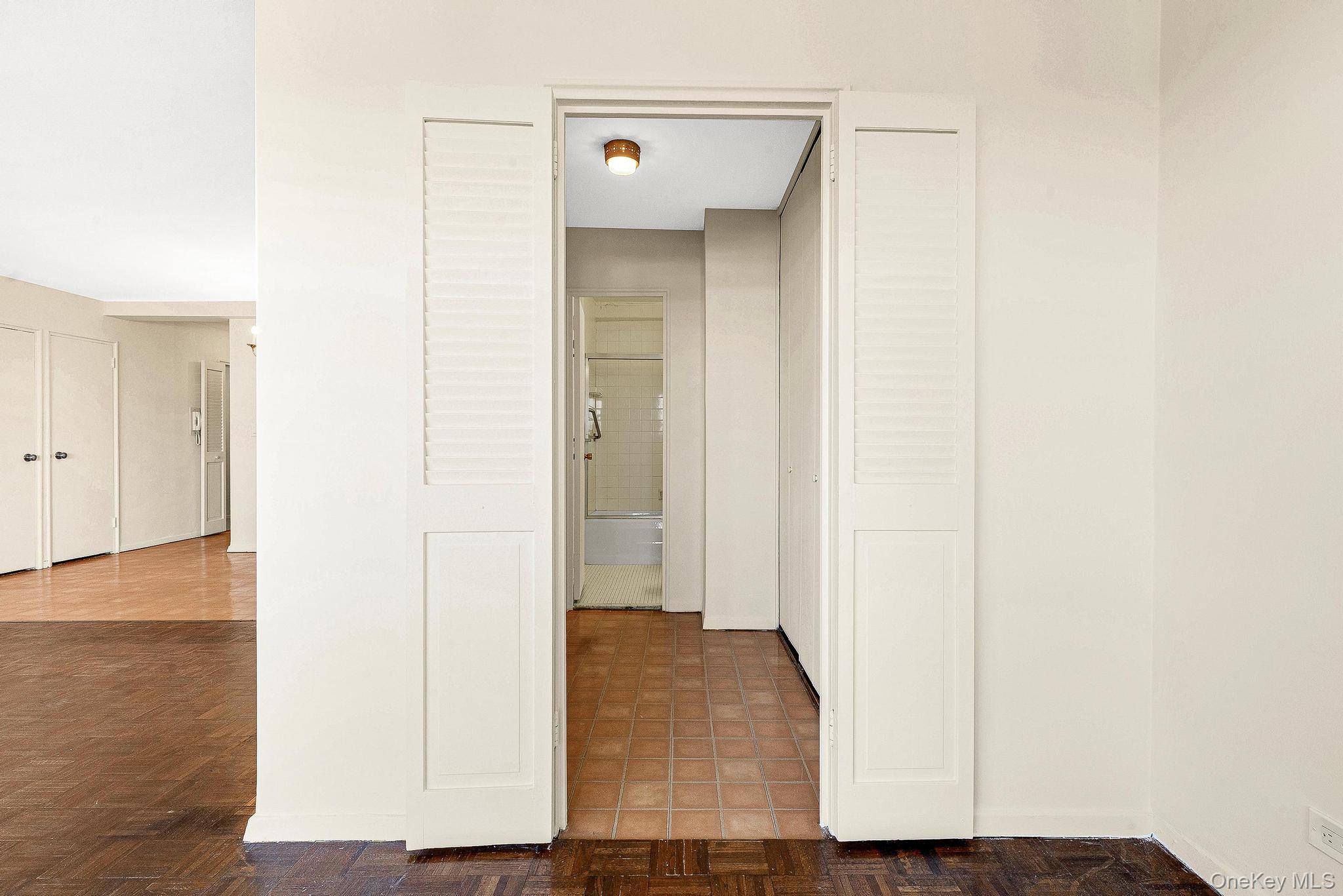 #19 photo, 111-20 73 Avenue, Forest Hills , NY 11375