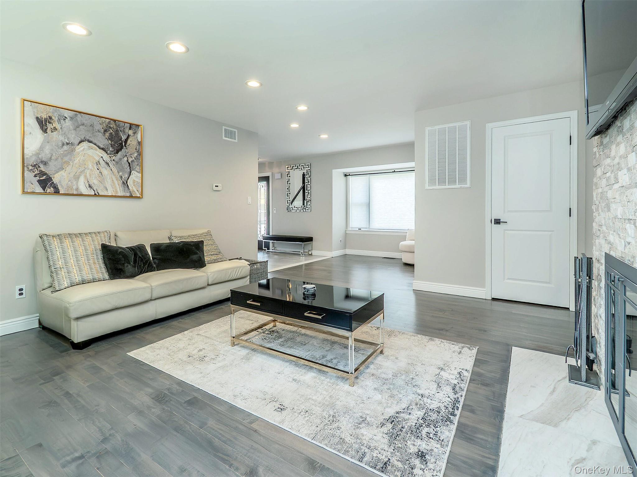 #10 photo, 11 Maple Street, Glenwood Landing , NY 11547