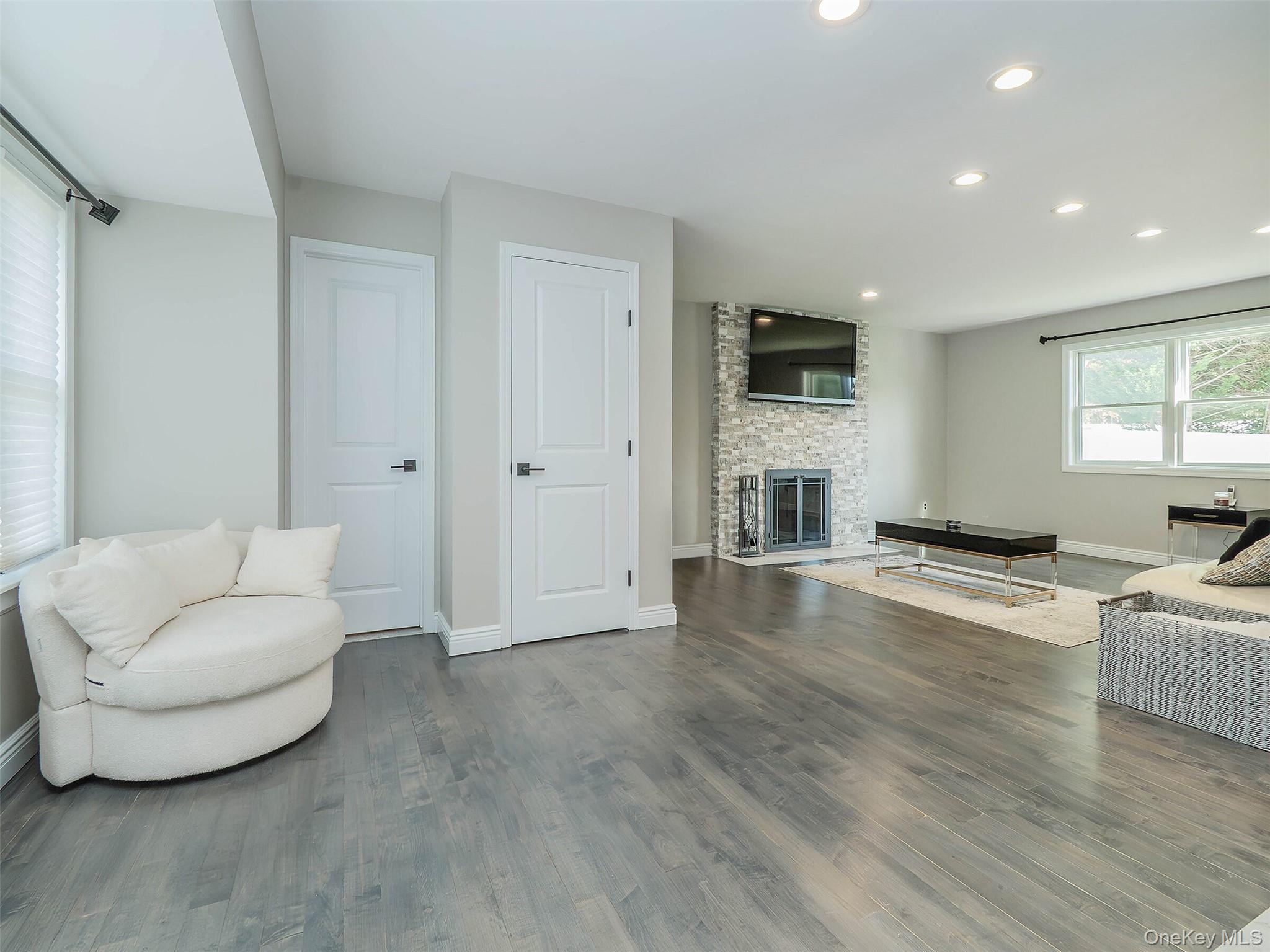 #7 photo, 11 Maple Street, Glenwood Landing , NY 11547