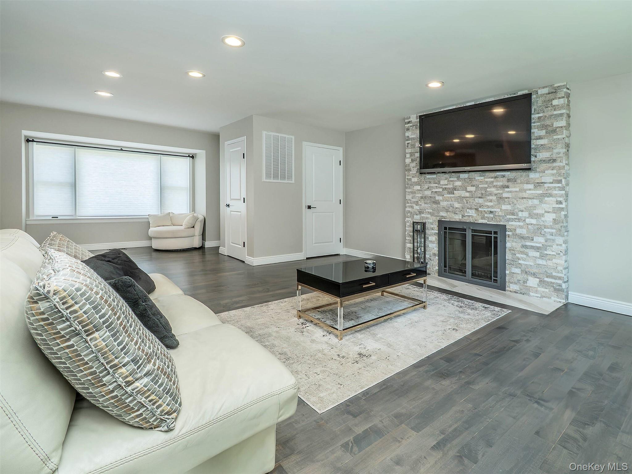 #9 photo, 11 Maple Street, Glenwood Landing , NY 11547