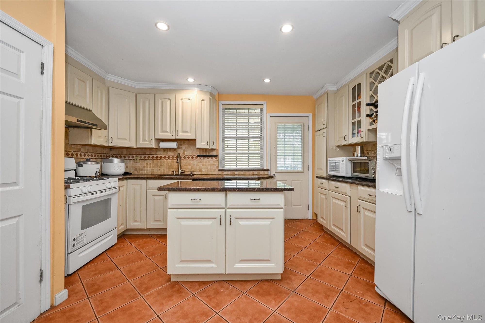 #6 photo, 32-28 202nd Street, Bayside , NY 11361