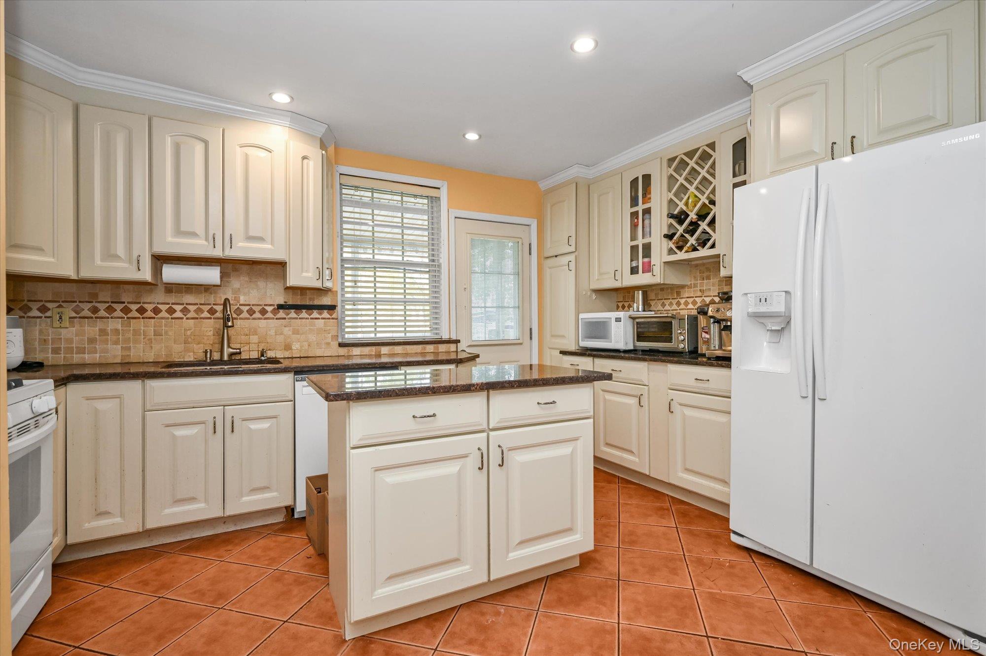 #7 photo, 32-28 202nd Street, Bayside , NY 11361