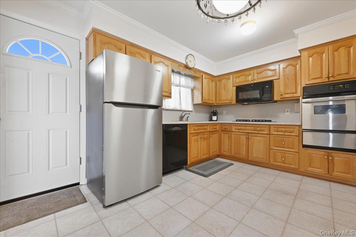 #8 photo, 160-31 24th Avenue, Whitestone , NY 11357