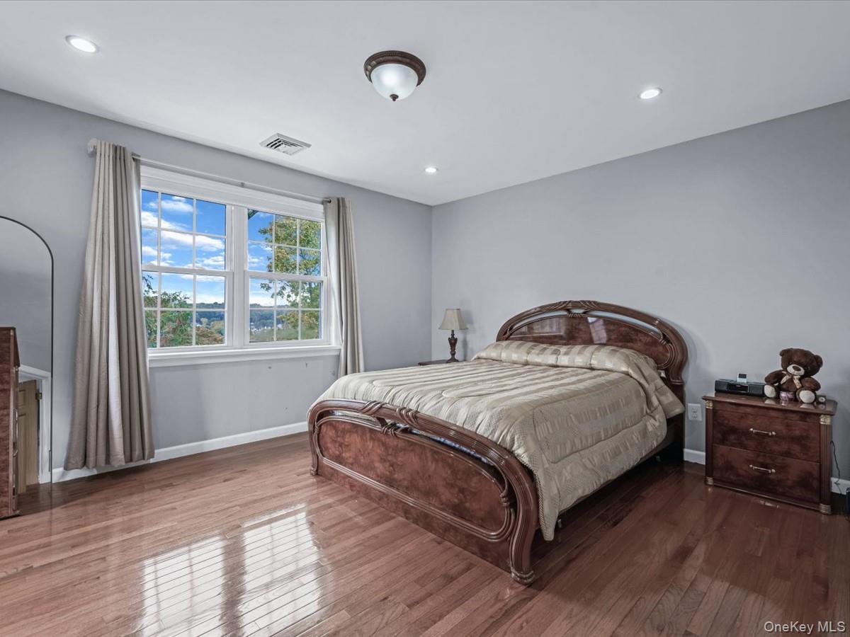 #17 photo, 33 Berkshire Road, Yonkers , NY 10710