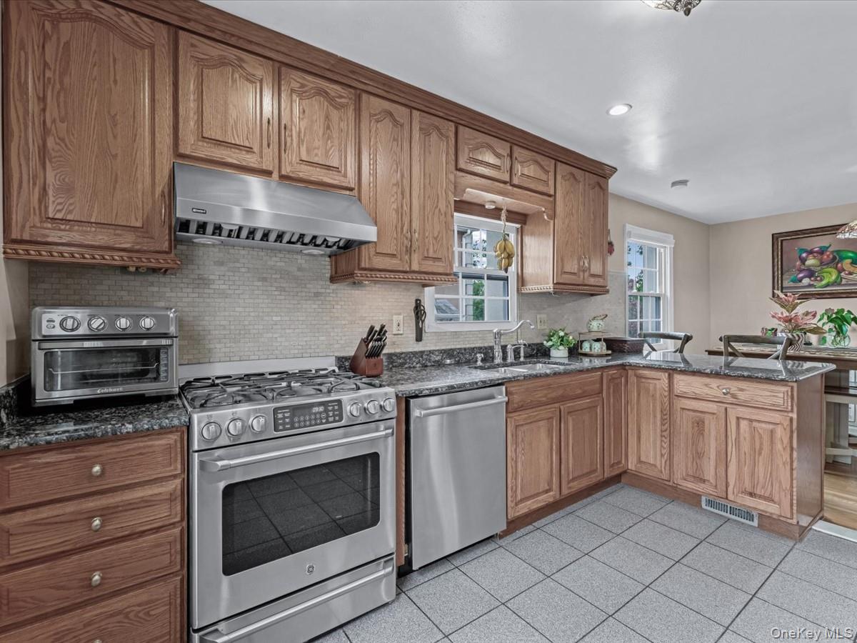 #7 photo, 33 Berkshire Road, Yonkers , NY 10710