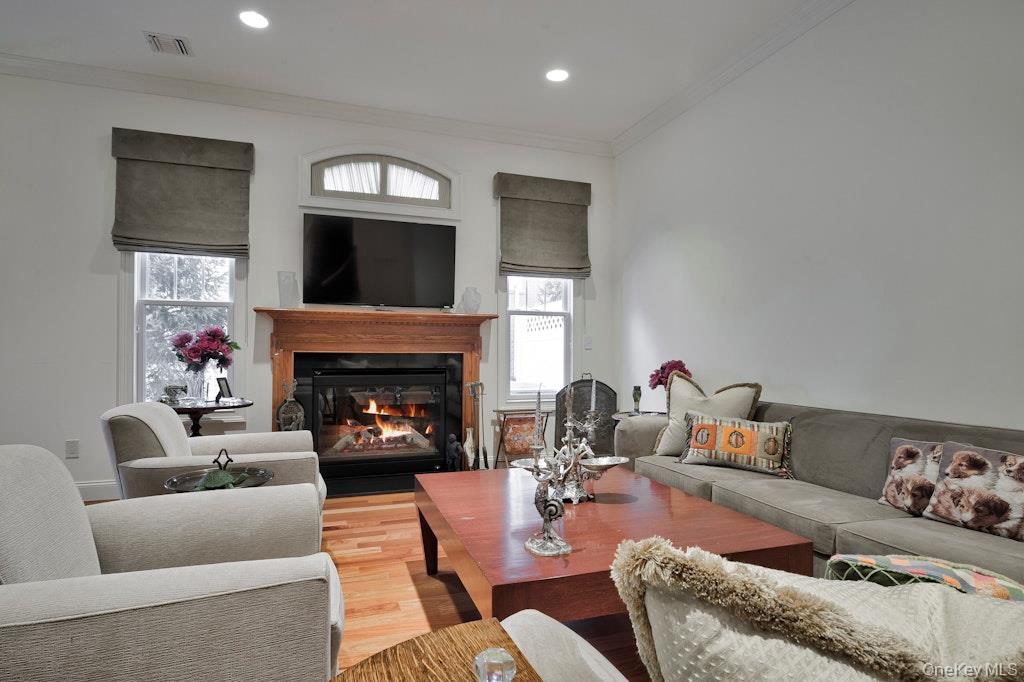 #12 photo, 702 Equestrian Way, Westbury , NY 11590